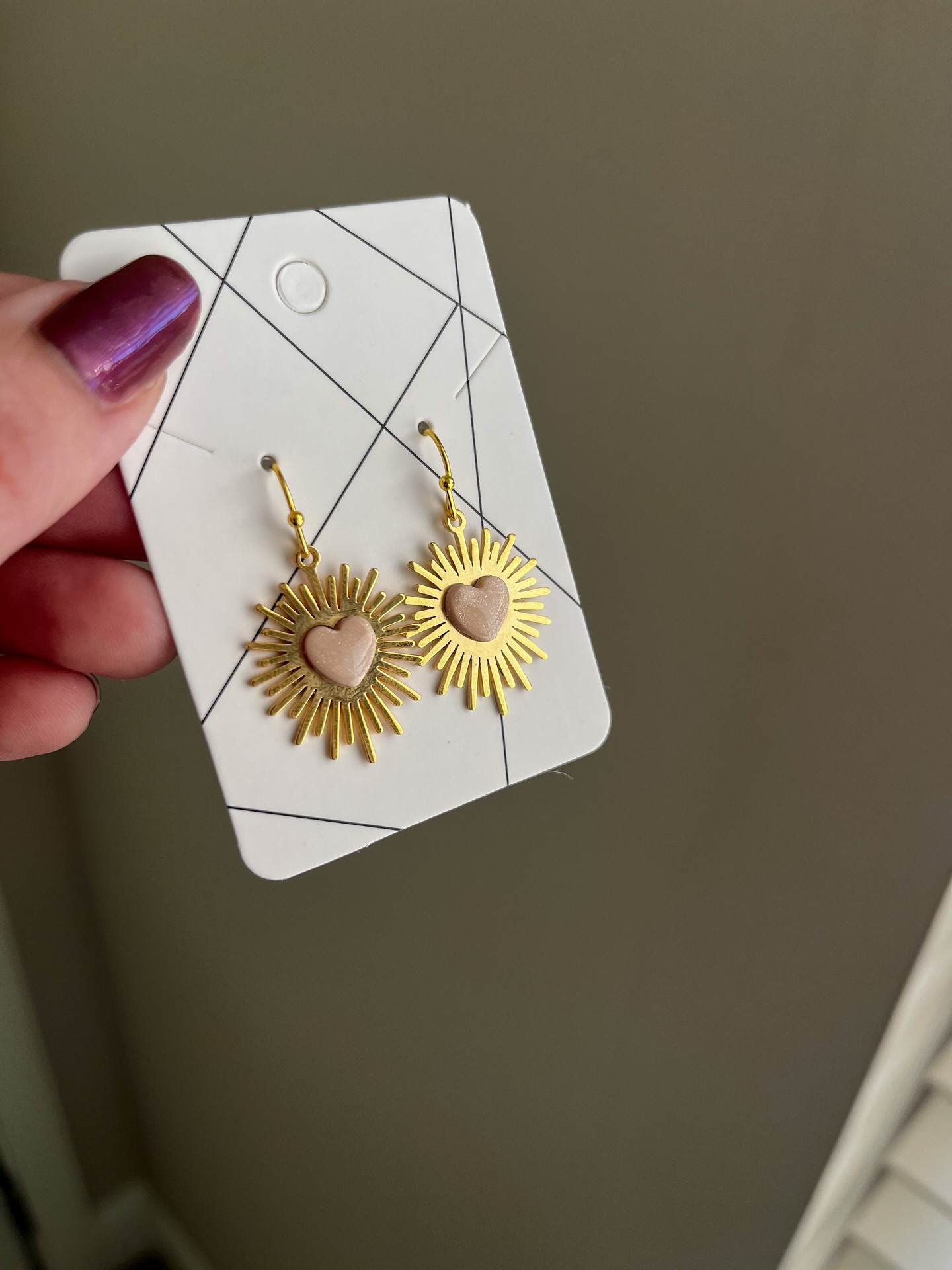I love me some dainty sagrado corazón/sacred heart handmade hand assembled earrings ♥️ featuring polymer heart middles with stainless steel gold 🤭
#peekabooo #polymerearrings #sagradocorazón #sacredheartearrings #latinadesigners