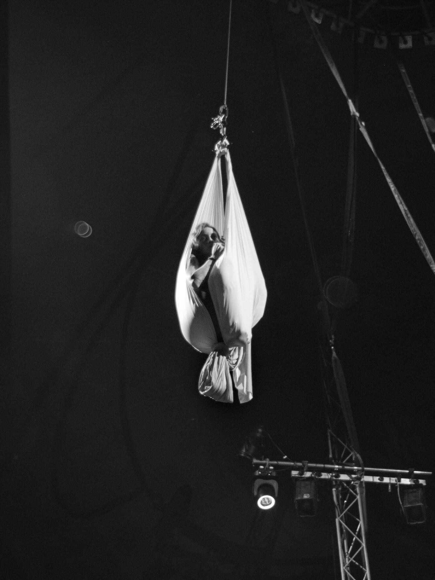 Mustafa Sarp Danisoglu (@mustafasarpdanisoglu) grew up in an art-filled home in Istanbul, where photography and film became natural tools of expression for him. Through these visual forms, he explores intimate and imaginary narratives, seeking meaning in small, everyday gestures. He now lives in Bologna, where he continues his creative journey.
“’Hanging In Between’ reminded me of how we grow away from our roots, but we never really detach from them fully. Sometimes as support, sometimes as memory, sometimes as something harder to name.”
Check out Mustafa’s work and others in the Seed issue of Pearl Press at pearl-press.com/seed (link in bio)
-
#pearlpress