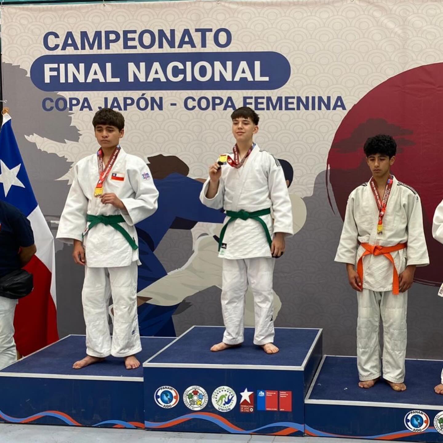 Con mucha alegría compartimos con uds que nuestro estudiante Joaquín Moscoso de 8°A, participó el pasado 22 de noviembre en su último campeonato del año, correspondiente a la Final Nacional realizada en el Centro de Deportes de Contacto del Estadio Nacional.
Este campeonato reúne únicamente a los 13 mejores deportistas del ranking nacional, entre los cuales Joaquín destacó al obtener el segundo lugar y la medalla de plata.
De manera muy meritoria, Joaquín cierra su año deportivo y su último año en la categoría Sub 15 posicionándose en el tercer lugar del ranking nacional.
Agradecemos a su familia, a su club deportivo @shiru_judo, a su Sensei Ricardo Figueroa y a la comunidad del Sagrado Corazón por el apoyo brindado.