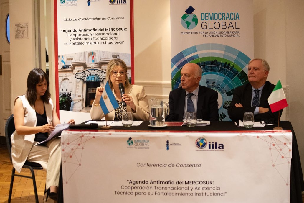 En Buenos Aires se celebró la segunda Conferencia Internacional de Consenso sobre la Agenda Antimafia del MERCOSUR 🇦🇷🌎, un encuentro que reunió a autoridades políticas, judiciales, diplomáticas y académicas de la región junto con especialistas de Italia y organismos internacionales 🇮🇹🤝🌍.
Organizada por Democracia Global y el Programa Falcone-Borsellino de la IILA 📘✨, la jornada reafirmó el rol estratégico de Argentina como puente entre América Latina y Europa en políticas antimafia y fortalecimiento institucional.
La apertura fue a cargo de Giorgio Alliata di Montereale, Camila López Badra y el Embajador de Italia Fabrizio Nicoletti, quienes destacaron la necesidad de una respuesta regional coordinada frente al crimen organizado transnacional.
🔹 Panel I – Crimen organizado en América Latina y Europa
Participaron Eduardo Casal, Alejandra Monteoliva y Giovanni Tartaglia Polcini, analizando dinámicas delictivas, desafíos comunes y prioridades para la cooperación birregional ⚖️🕸️.
🔹 Panel II – Fiscalías y organismos judiciales
Con las intervenciones de Giuseppe Busia (ANAC, vía Zoom), Cecilia Incardona, Santiago Marquevich y Paolo Di Sciuva (video). Se destacó la importancia de la coordinación investigativa, el intercambio de información y estrategias comunes 🏛️📊.
🔹 Panel III – Hacia una Agencia Antimafia del MERCOSUR
Presentación de avances técnicos a cargo de Stefano Cavanna, Nicolás Simone, Christian Cao y Juan Jesús Rodríguez Reina, orientados a construir un marco institucional regional sólido 🛡️🔗.
El cierre estuvo a cargo del Diputado Nacional Fernando A. Iglesias, quien subrayó la importancia del fortalecimiento institucional y de una acción conjunta y sostenida entre los países del MERCOSUR.