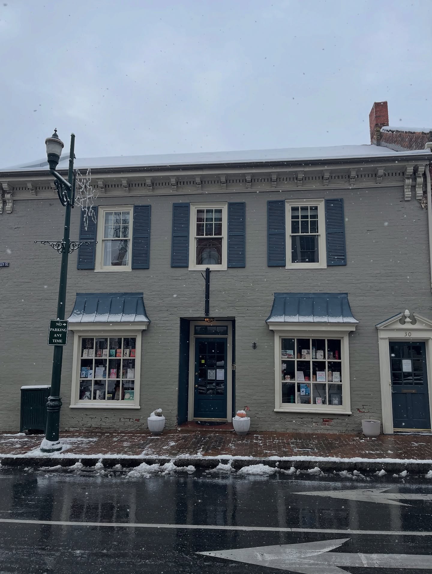 First snow!
#Staunton #StauntonVA #DowntownStaunton ##StauntonLove #VisitStaunton #VisitStauntonVA #HistoricStaunton #VA #Virginia #VirginiaIsForLovers #LoveVA
#Shenandoah #ShenandoahValley #AugustaCounty #WaynesboroVA #HarrisonburgVA #CharlottesvilleVA #LexingtonVA #RoanokeVA
#stauntonbooksandtea #snow