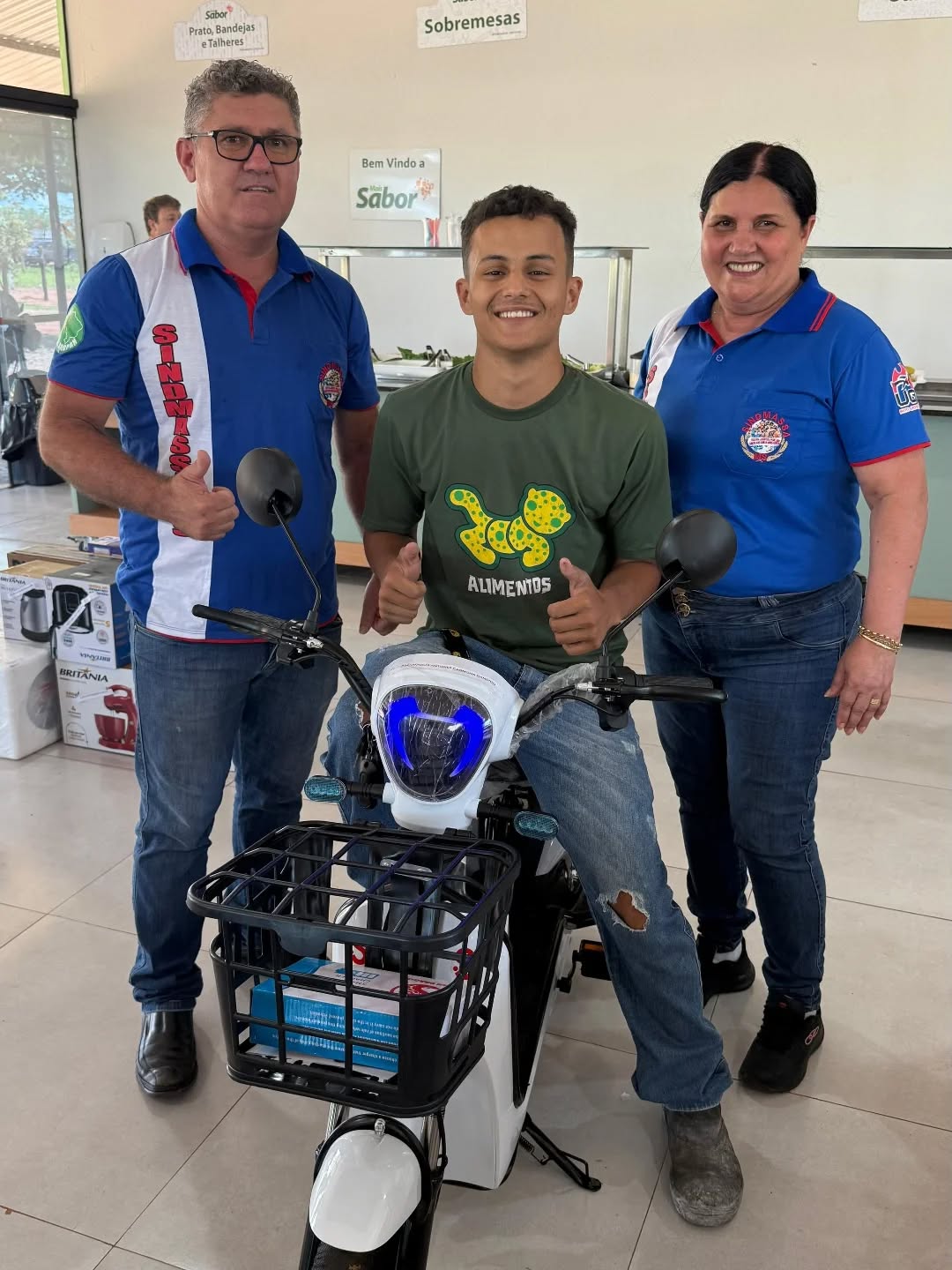 Dia de compromisso e celebração na fábrica Zaeli! 🎁🤝
Além da entrega dos prêmios aos felizardos, o SINDMASSA MS realizou assembleias importantes para a retirada do Acordo Coletivo 2025/2026.
Estamos juntos na luta por melhores salários e benefícios. Parabéns aos ganhadores! 🚀
#SINDMASSAMS #LutaSindical #MundoNovoMS #Zaeli #AcordoColetivo2025 União