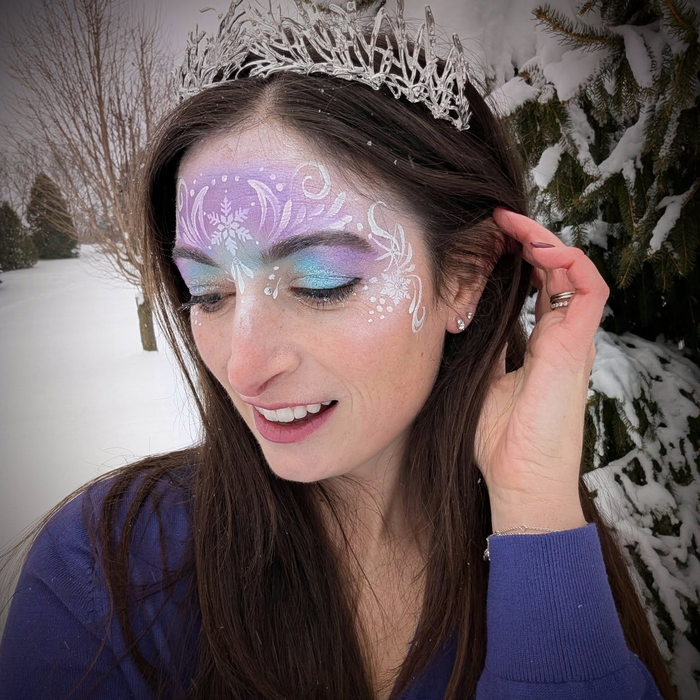 โ๏ธ๐ฉท๐ ICE PRINCESS ๐๐ฉทโ๏ธ Was going for Elsa Vibes but photo 3 is definitely Anna vibes - don't you agree?
#facepaint #facepaintmke #frozenfacepaint #winterfacepaint #ColorPopFacepaint #holidayfacepaint #snowfacepaint #elsa #elsaanna