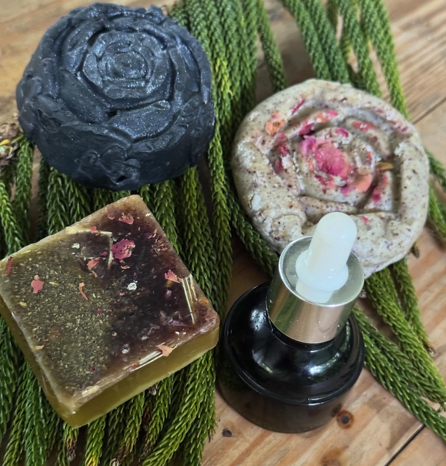 I ( Ana here ) got carried away when I began making the roses and put in a generously ridiculous amount of my precious & beautiful Turkish Rose on these hair care.
A set of Rose & Palmarosa Shampoo, Rose & Rosemary Conditioner , Black Rose soap of Rose & Ylang aroma, and a rich & nourishing avocado & pilipulp skin oil rich in oleic acid.
₱ 1350 only 😮...yes 😍
for 5 sets only and then back to regular price of 1500 ( without skin oil ) only till sat or while supplies last.