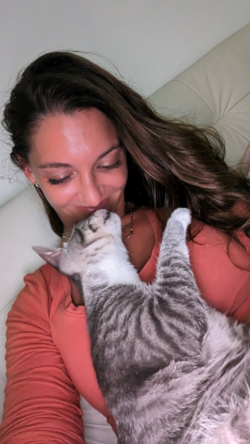 Bon voyage mon beau Chaman 🕊️💫
Hier, à 13h30, Chaman nous a quittés.
J’ai pris la décision de faire l’euthanasie à domicile pour mettre fin à ses souffrances.
Chaman portait tellement bien son nom.
À travers lui, j’ai tellement appris…
Il m’a transmis une sagesse que je ne soupçonnais même pas.
Il m’a ouvert les yeux sur des vérités profondes que je n’osais pas accepter.
Et croyez-moi… la magie existe vraiment.
Si vous saviez tout ce qui m’est arrivé depuis… 🙏🏾
Parce que quand un corps s’éteint, ce n’est jamais la fin.
Le corps n’est que le véhicule de l’âme.
Et quand le véhicule s’arrête… l’âme, elle, continue.
Elle se déploie. Elle se libère. Elle retourne à sa lumière d’origine.
Et parfois… elle revient dans un autre véhicule.
Les liens ne disparaissent pas avec la mort.
Oui, ils changent de forme.
On ne peut plus les voir…
Ils deviennent plus subtils, plus silencieux…
Mais tellement présents, quand on se met à les écouter.
Mon beau garçon…
Tes chansons, tes caresses, tes folies,
et nos longues nuits collés ensemble vont me manquer.
Mais je sais que tu es là, partout autour de moi.
Dans les murmures, dans les synchronicités,
dans la paix qui s’installe chaque fois que je pense à toi.
Mon beau Chaman…
ton passage sur Terre a été court,
mais tellement puissant.
Ton impact restera éternel pour tous ceux qui ont croisé ton chemin. 🤍✨
Bon voyage mon grand… et à bientôt.
Je t’aime. ❤️🕊️💫🙏🏾
PS : j'ai reçu déjà plusieurs questions sur comment ça s’est passé, pourquoi il est parti si jeune, comment on en arrive à prendre la décision d’une euthanasie à domicile, ce que j’ai fait avec son corps… et toute la magie qui s’est manifestée ensuite : je suis en train d’écrire notre histoire étape par étape pour vous partager comment j’ai vécu ce moment.
Écris « Chaman » en commentaire et je te l’enverrai dès sa publication. 🕊️💫🙏🏾
.
.
.
#bonvoyage #chaman #hommage #deuilanimal #connexiondame #ameanimale #rituel #magie #spiritualité #petloss #healing #eutanasie