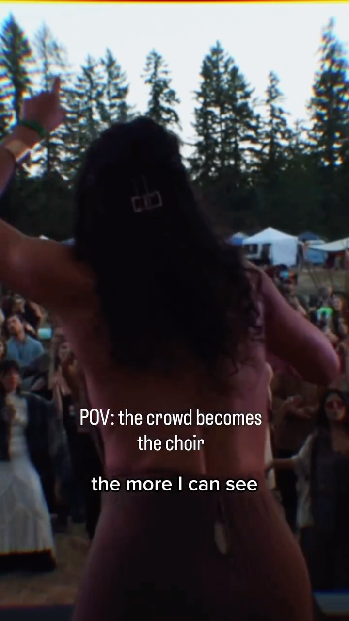 Another sweet moment captured from @conscious.growth 🥰🎶✨ I was on the verge of losing my voice during this set but that didn’t stop the vibe from lifting off. Thank you for singing with me and helping to carry the song when it got hard ❤️🔥❤️🔥❤️🔥
Joined by the incredible @andy_fischer_price @jasonkrivoflores @seanfrenettemusic @robinjackson @micaelakingslight @bowlofstones
Captured by @theprosperityalchemist
.
.
.
#musicfestival #westcoast #ramdass #shrutibox #livemusic #liveperformance #performancereel #oregon #energy #festivalvibes