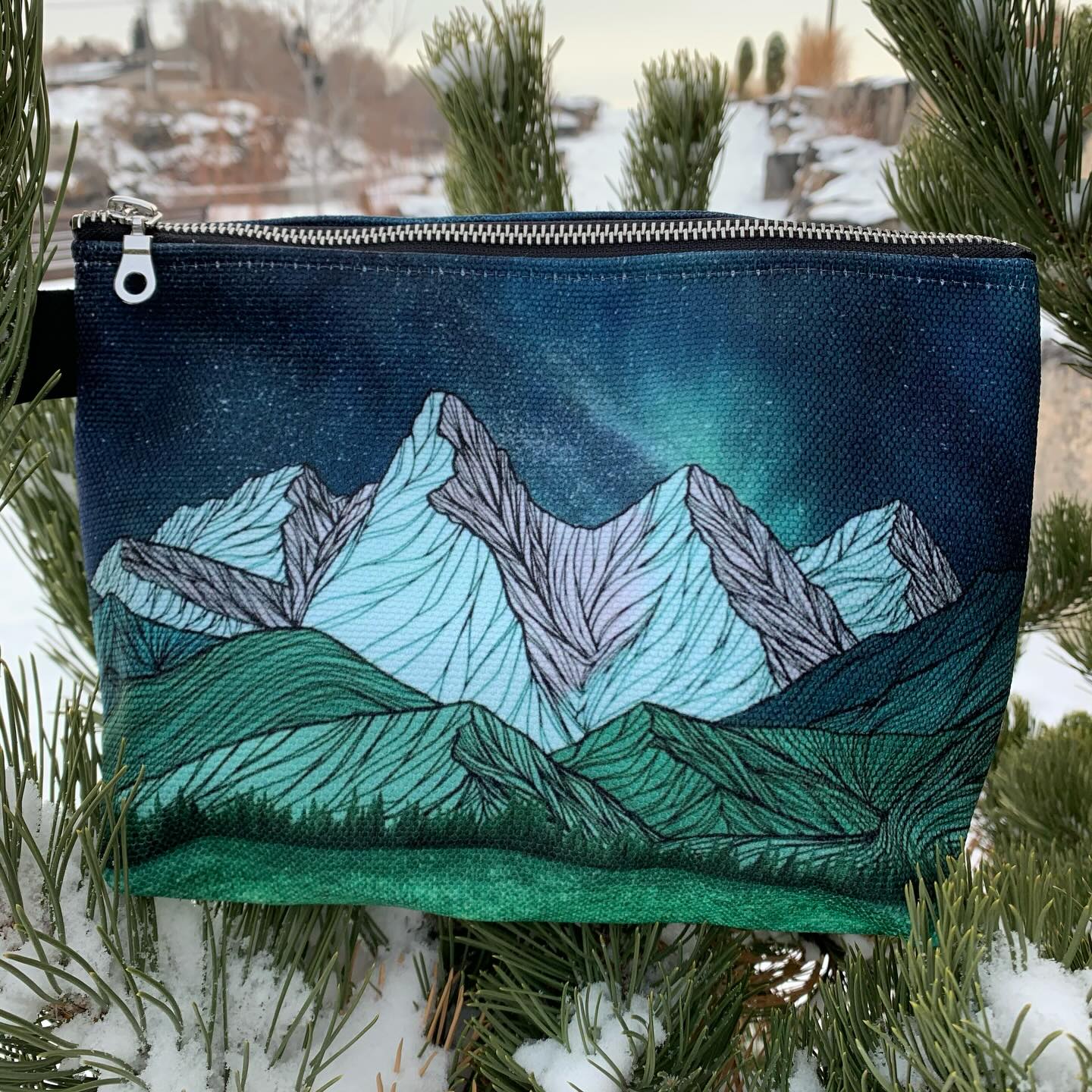 This little bag is always on my table at every market—it keeps all the tiny things that tend to get lost in the chaos perfectly organized. With two inside pockets, it’s great for keeping those easy-to-misplace items in check.
If someone on your Christmas shopping list is hard go shop for, this might be the solution.
Makeup bag? Yes.
Knitting bag? Yes.
Snack bag? Yes.
Inspired by the Tetons from the Idaho side, it’s thoughtful and full of mountain vibes—a gift they’ll actually use and love.
#HolidayGiftIdeas #HandmadeGifts #GiftForHer #SmallBusinessGift #ChristmasShopping #MountainVibes #TetonsInspired #OrganizedLife #FunctionalGifts #SupportLocalArtists