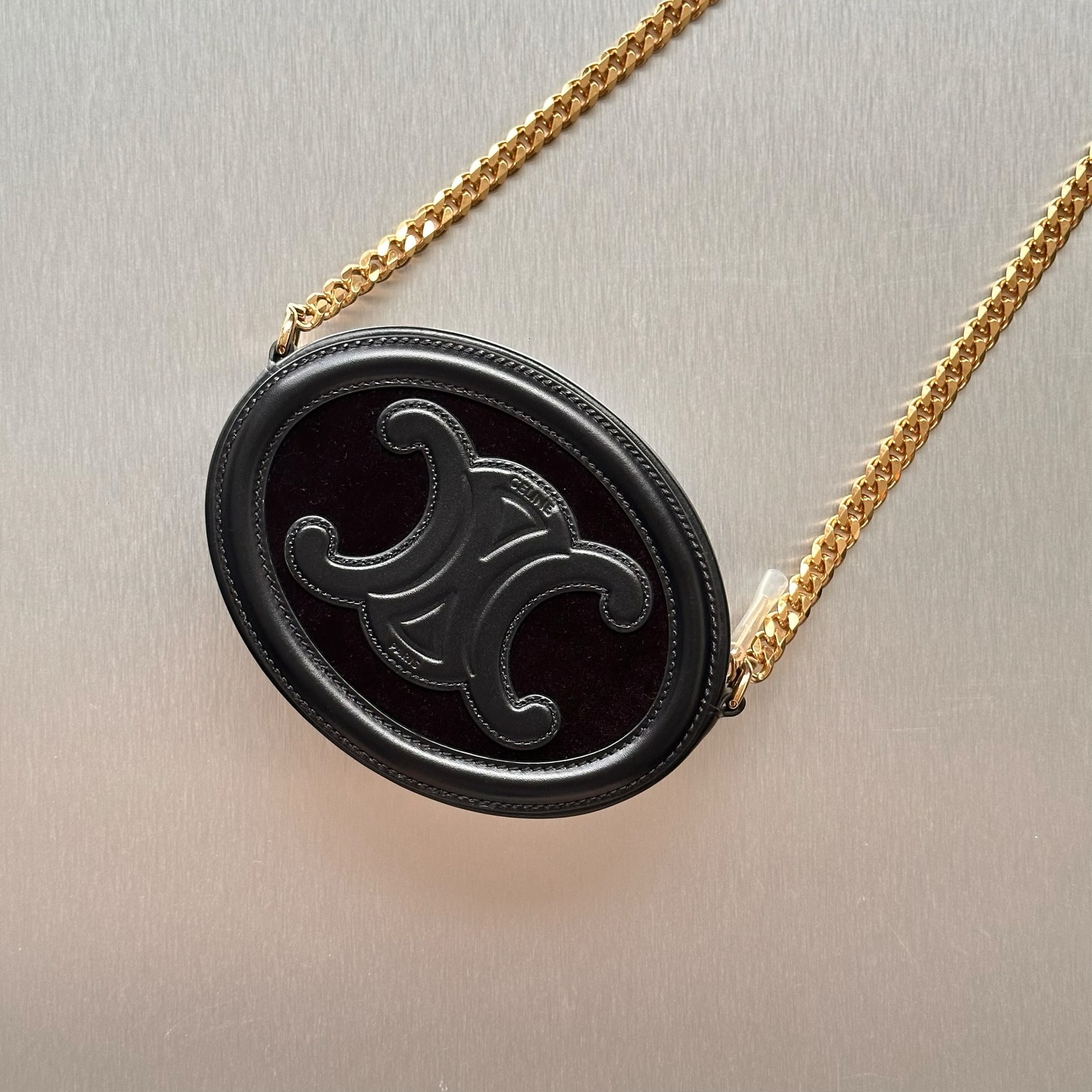 The Celine Oval Triomphe Mini Bag blends plush velvet with smooth calfskin for a chic, vintage-inspired finish. Elegant, compact, and iconic — a standout piece for day or night.
For more information, please refer to the website link provided in the bio.
Listing no: UK 3122
Opuluxe.sg is not affiliated to the brands featured. We are an independent consignment platform of authenticated luxury products. All trademarks and copyrights remain sole property of the brands.