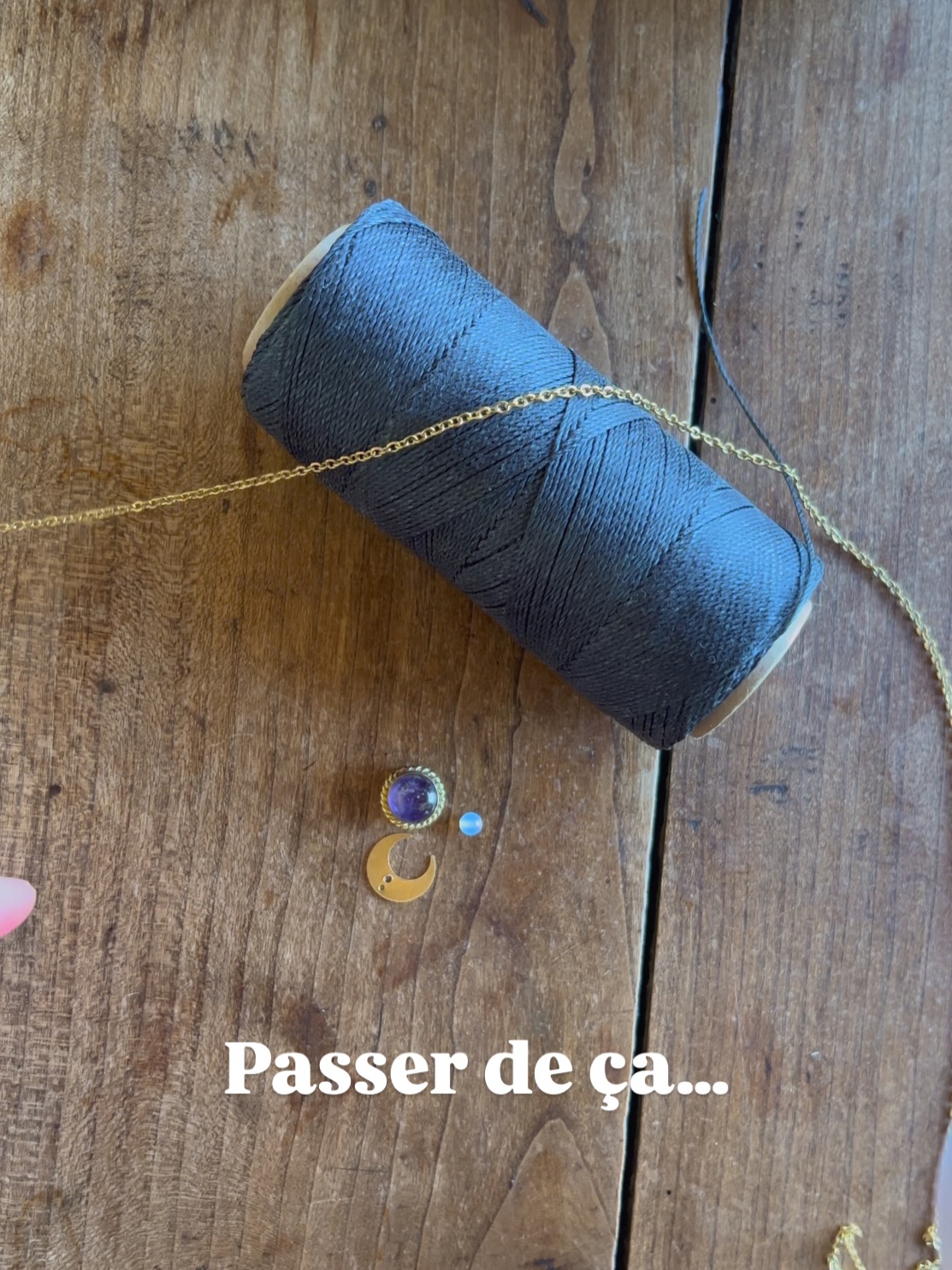 Oriën 🪻
Un bijou simple, fait main, qui se glisse facilement dans ton quotidien. Ses pierres naturelles ont chacune leurs nuances et leur caractère, comme toi. Le laiton doré apporte juste ce qu’il faut de lumière pour te rappeler que chaque petit détail compte.
#bijouboheme #faitmain #améthyste #artisanatlocal #bijouxethiques #styleauthentique #bijounaturel