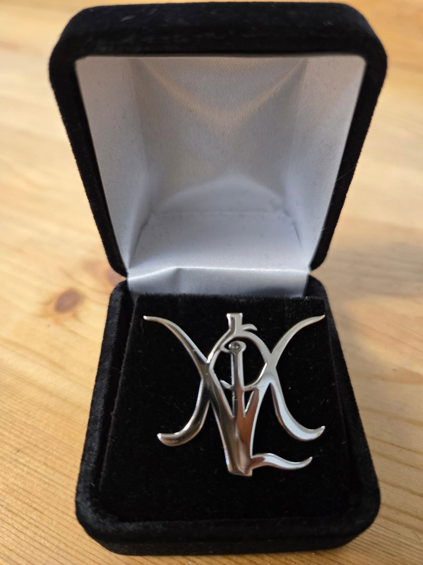 Another satisfied customer.🫶🏻
Make your own logo a beautiful pin✨️
Silver and gold 💛 🩶