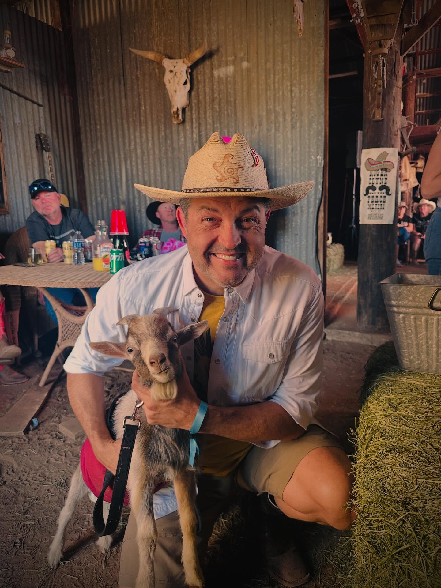 Always look forward to enjoying campout in Southern Arizona. Great end to fall and the best way to listen to @drewcooper_music and @rogerclyneandthepeacemakers #arizona #arizonawinecountry #rogerclyneandthepeacemakers #herestolife