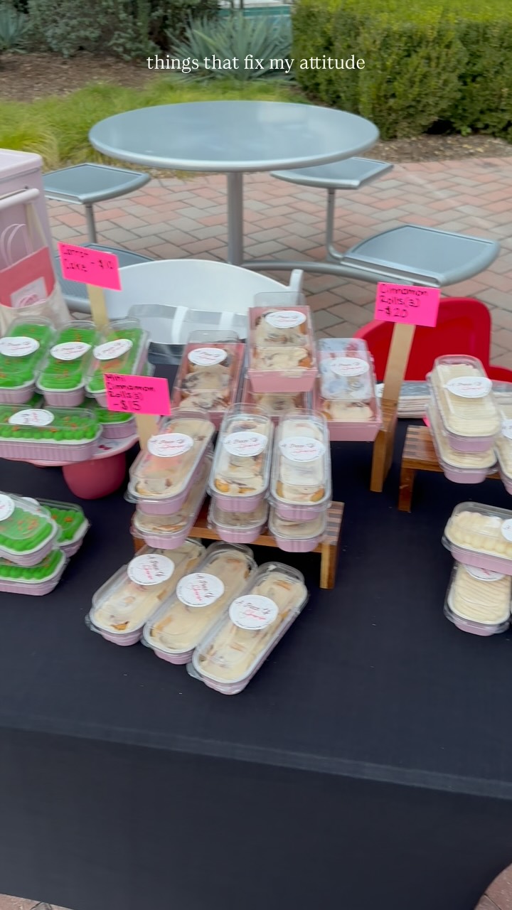 🎶 I hear those sleigh bells ring-alin’
Ring jing a-jinglin’ tooo 🎶
Here at table 9 right next to Over Under! 😋
@thevillagedallas
•
•
•
•
•
•
•
#BakedGoods#HomeMade#SoftCookies#ForYou#fyp#packagedorders#trending#SupportSmallBusinesses#cookies#Fresh#DallasTexas#TexasPastries#CustomOrders#MustTry#Baker#Barkernearme#buttercream#frosting#filling#partnershipsopen#cake#trending#selftaught#Baker#events#explorer#explorerpage#cupcakes