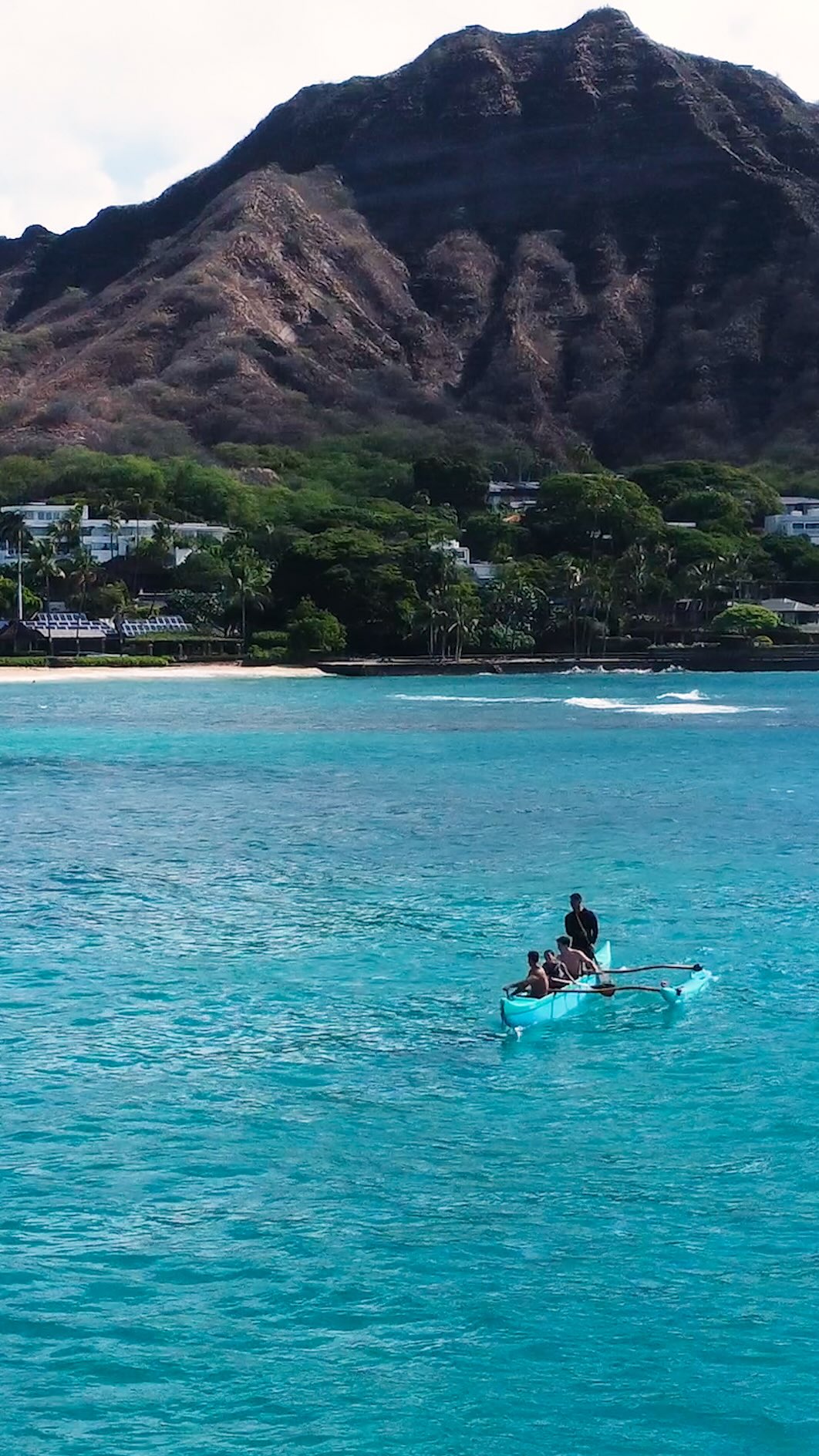 The life of playing in the ocean. #kapuawaaexperiences #waikiki #outrigger #luckyweliveinhawaii #diamondhead