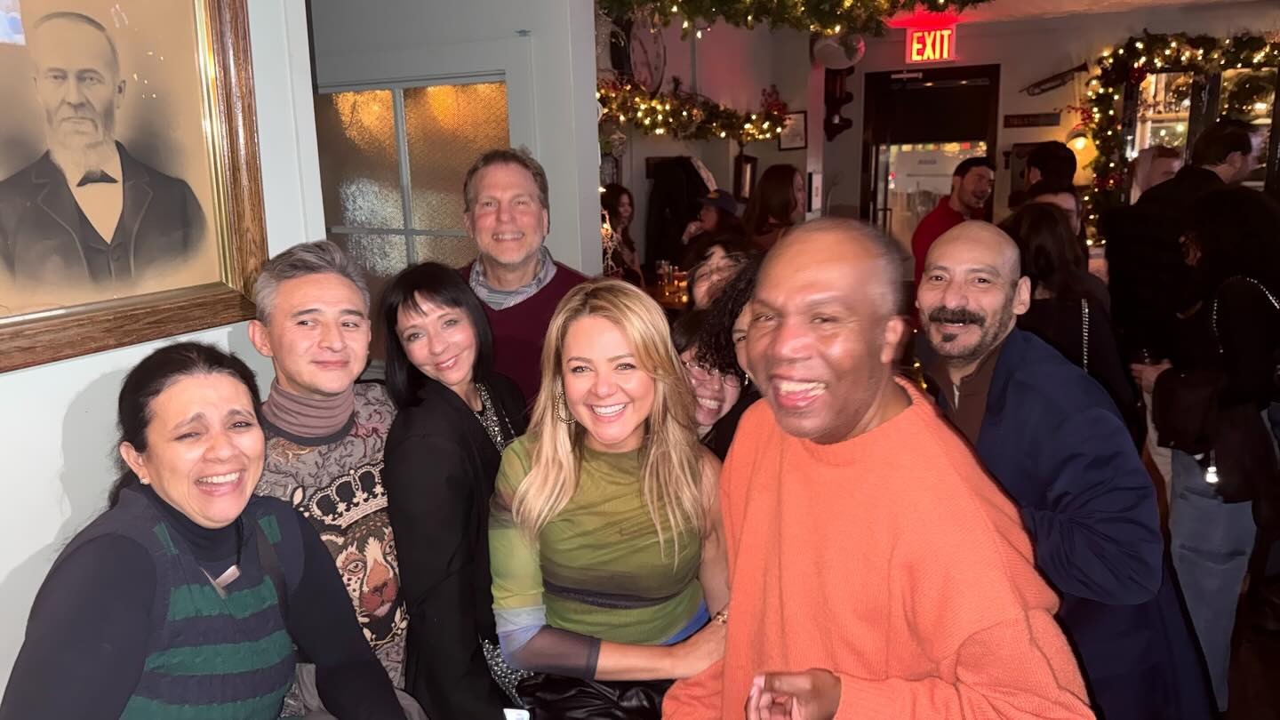 🍻✨ Entre risas, brindis y buena compañía, celebramos la vida, la amistad y cada momento juntos. 💛 #Amistad #festivalesdecine #havanafilmfestival