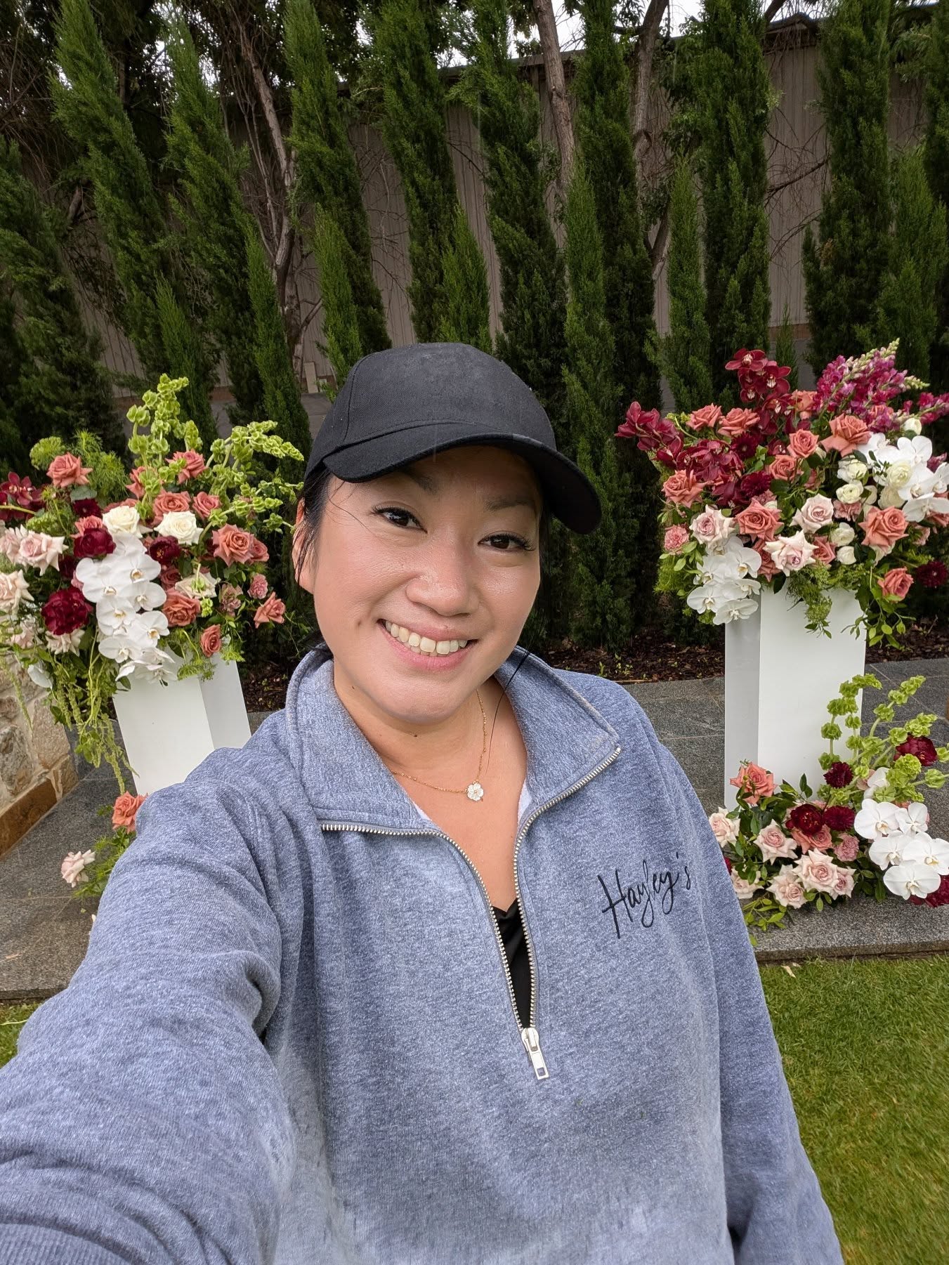 I love my job 🌧️ 🌹 Adding a bit of magic to the day ❤️
#adelaideweddingsuppliers #sunnybraewedding #weddingtrend #weddingflorist