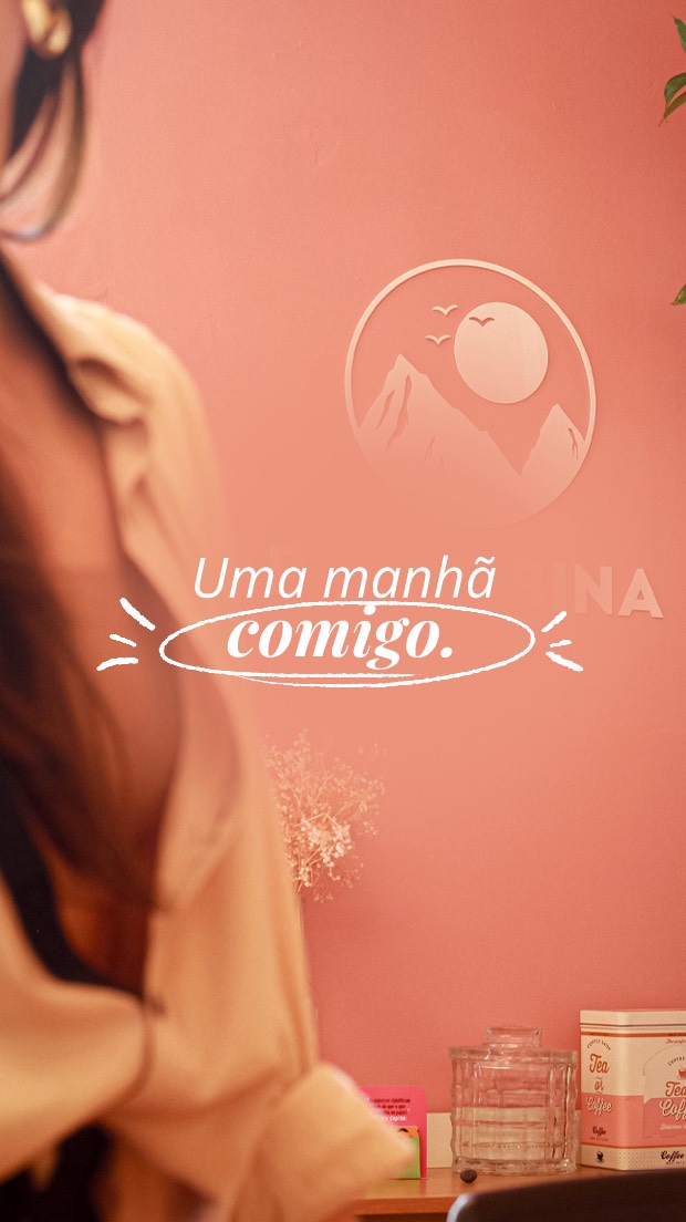 O treino dessa semana no Clube dos Criadores era simples:
gravar vários takes da mesma cena pra treinar o olhar criativo.
E eu decidi gravar: uma manhã comigo! ✨
Boa parte do meu trabalho eu fico literalmente sentada na frente do pc e essa era uma dessas manhãs: plantada no escritório.
Então um belo dia para fazer esse treino, não é?
Engraçado como, quando você tenta gravar a “mesma cena”, ele nunca sai igual, né?
Um ângulo muda.
Um detalhe aparece.
Um barulhinho chama atenção.
O zoom simples ganha outra perspectiva.
E de repente uma manhã comum vira conteúdo. 😉