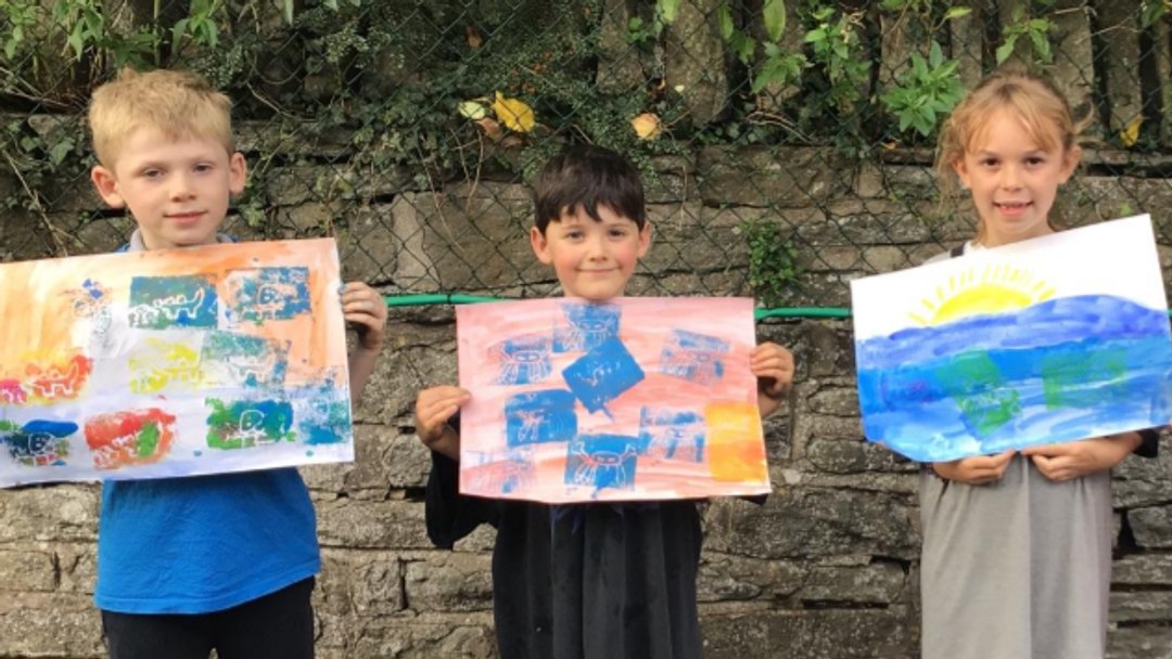 Unleashing creativity in our little ones! 🎨✨ Check out the amazing art workshops led by Amy Hutchings at Pensford Primary School on our blog. The kids had hands-on fun exploring different art techniques, from leaf printing to foam rolling using a variety of ink colours. We are really delighted to hear how Amy's outreach sessions had a really positive impact on the students! Link in bio
@amyhutchingsprints
#artworkshops #communityart #artforkids #artshub #chewvalley #art