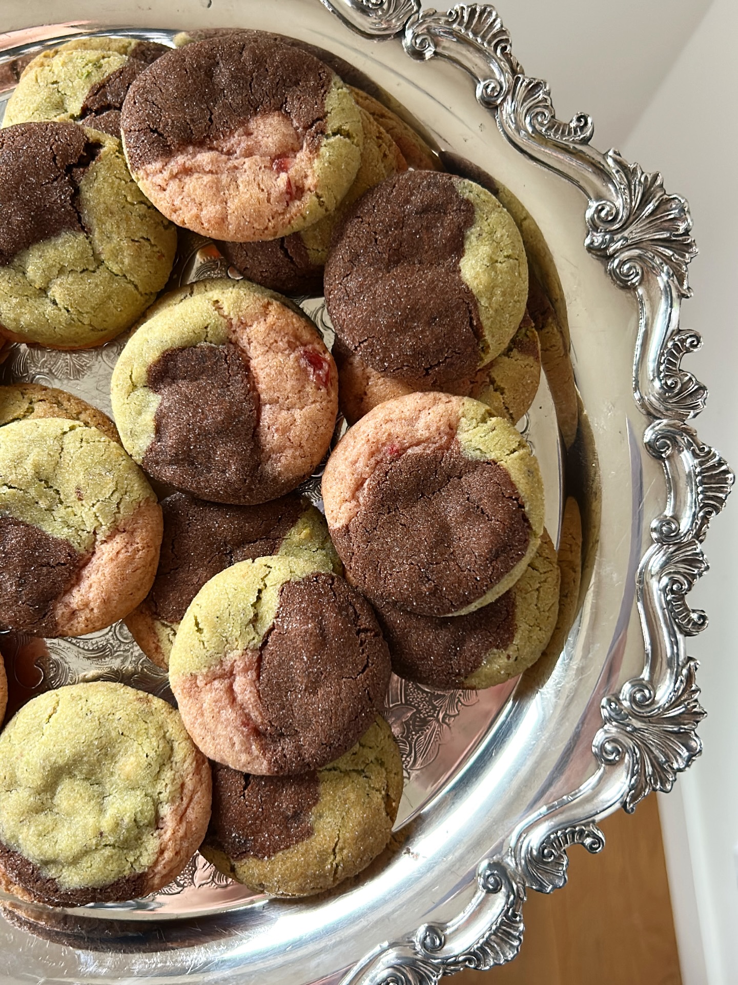 Spumoni Cookies
Chocolate, cherry and Pistachio 🩷