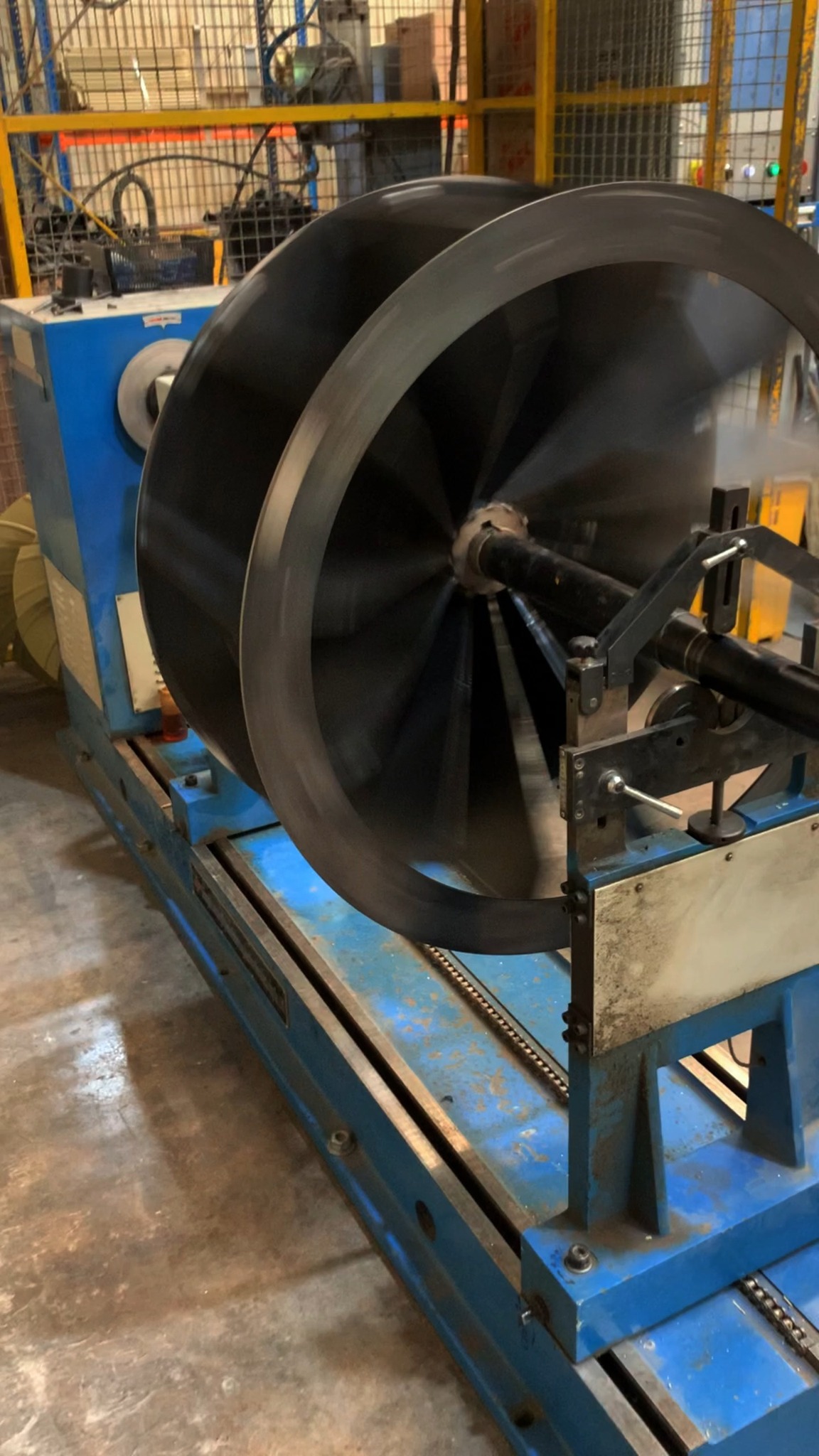 Cada rotor das nossas máquinas passa por um processo rigoroso de balanceamento dinâmico.
➡️ Isso significa que medimos e ajustamos, com precisão milimétrica, qualquer vibração antes da máquina ser entregue.
O resultado: mais estabilidade, menos desgaste e máxima performance no processo de rotomoldagem.
Produção séria exige controle sério, e aqui você encontra os dois 😉
#rotomoldagem #balanceamentodinâmico #rototecnica #rotor #tecnologia #rotomoldeo #rotomolding