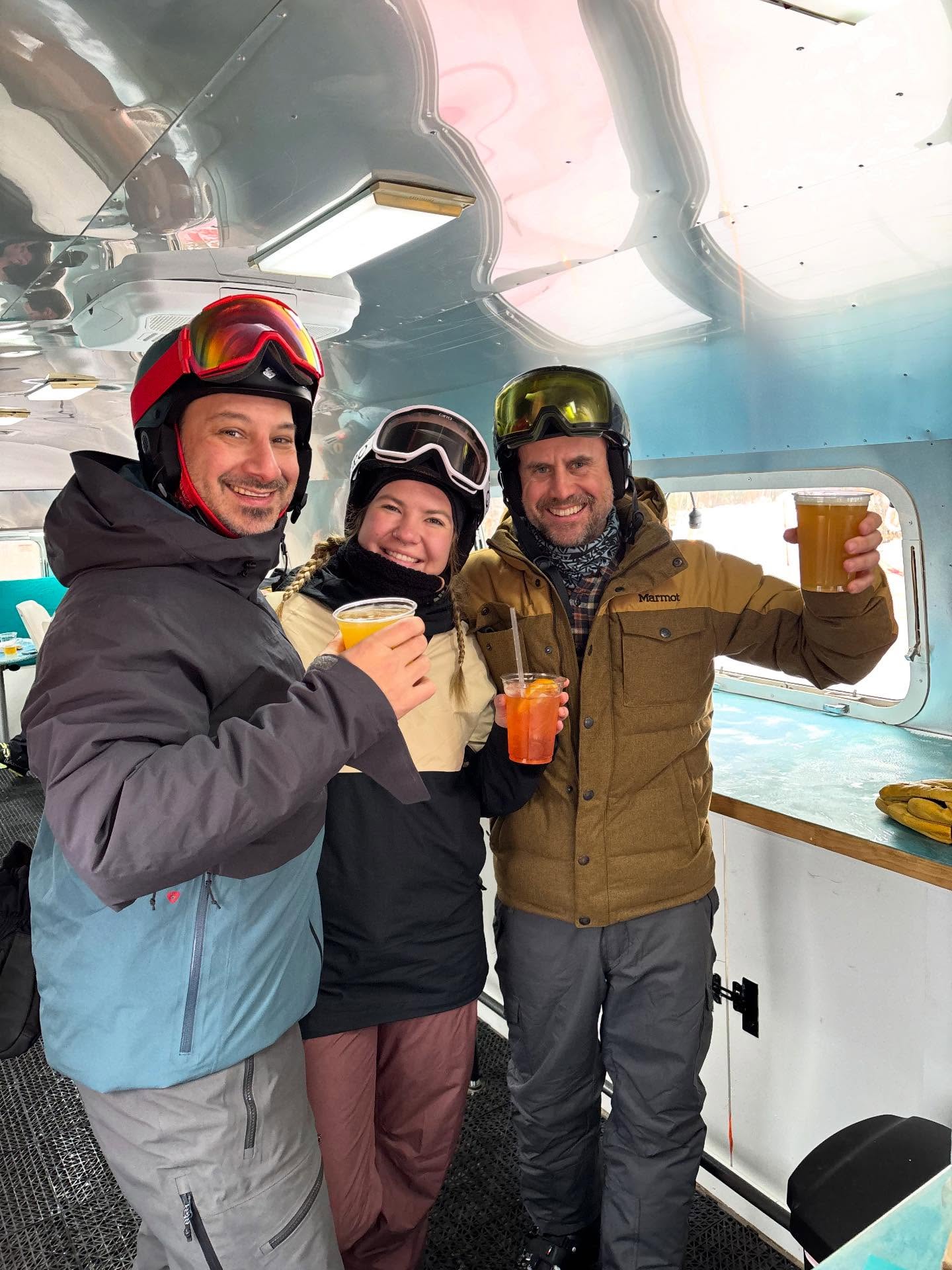 What an amazing first day we had! Shoutout to everyone that stopped by to bring some ocean vibes to the mountain. Cheers to a great day and the start of an awesome season! 🍹🍻
#xstreambar #airstream #airstreambar #skiing #snowboarding #cheers #draftbeer #cocktails #oceanvibes🌊☀️🌴❤️ #islandvibes