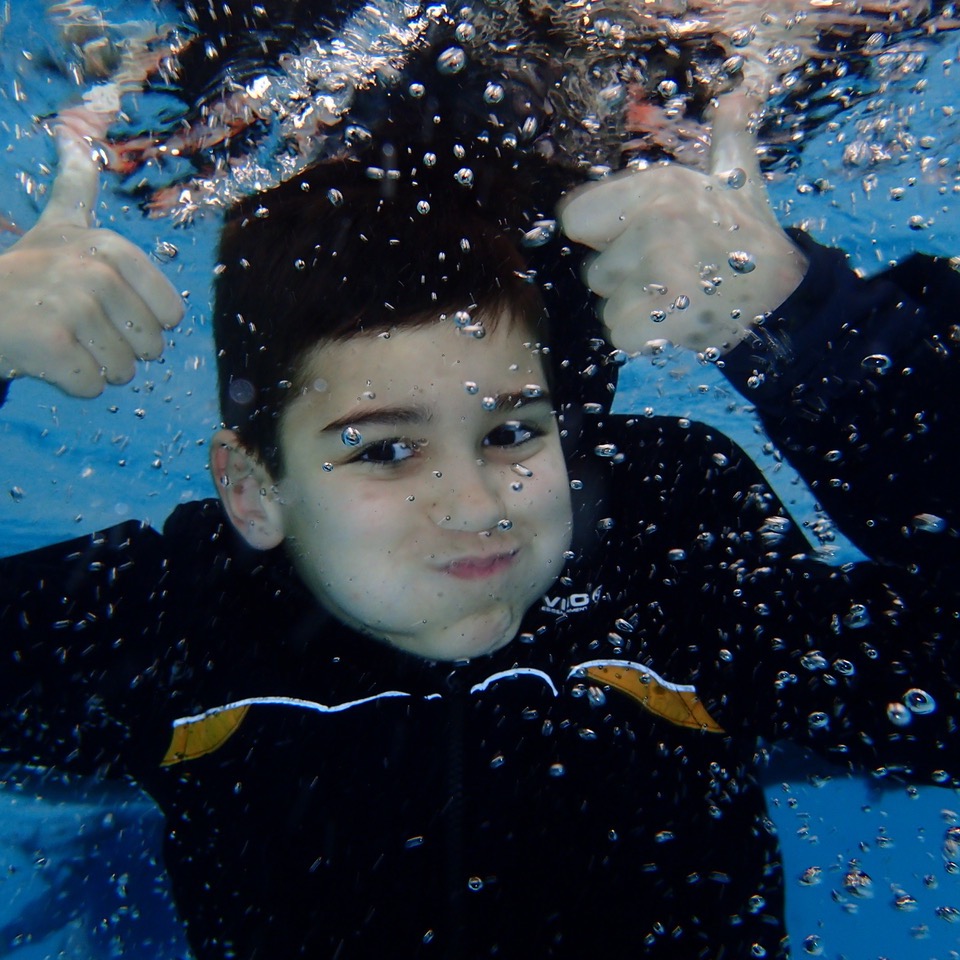 Wat ouder en vooral kinderen van onze Survivalcursus vinden? Deze foto's zeggen genoeg. Ouders geven terug dat onze Survivalcursus leuk is als je voor je kind(eren) op zoek bent naar een uitdaging na het behalen van de reguliere zwem ABC diploma's! Leuk om te horen, wij zijn trots!