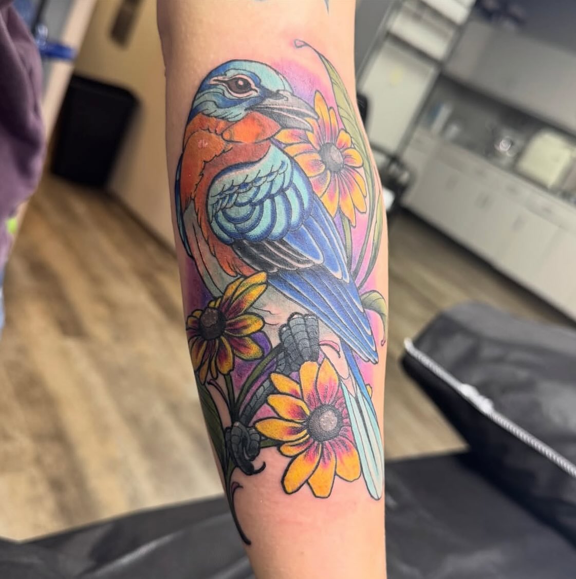 Sweet bird! This eastern bluebird with black eyed susans is a coverup 🤯 by @cthomsentattoos !
Stop by the shop for Clint: Monday / Thursday / Friday / Saturday for a quick walk-in consultation to get on his books!
#tattoo #tattoos #tattooed #tattooer #tattooist #tattooartist #tattooartradness #glamourpet #ironwood #ironwoodink #cthomsentattoo #midwestpride #omaha #omahatattooer #omahatattoos #omahatattooartist #omahanebraska #homaha #fyp #foryou