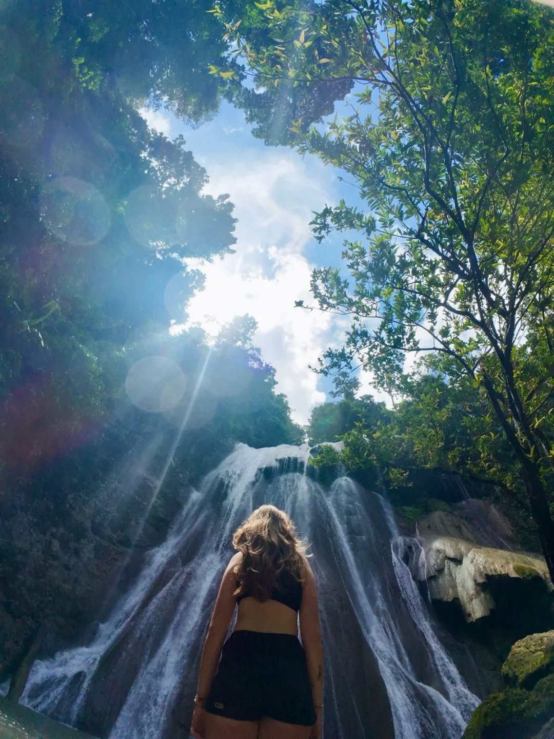 Impressive, right? That waterfall towering above you—nature showing off in the most breathtaking way.
#waterfall #waterfallhike #rajaampatisland #rajaampat #lastparadise #adventure #travelvibe #chasingviews #luzo #batanta #batantawaterfall