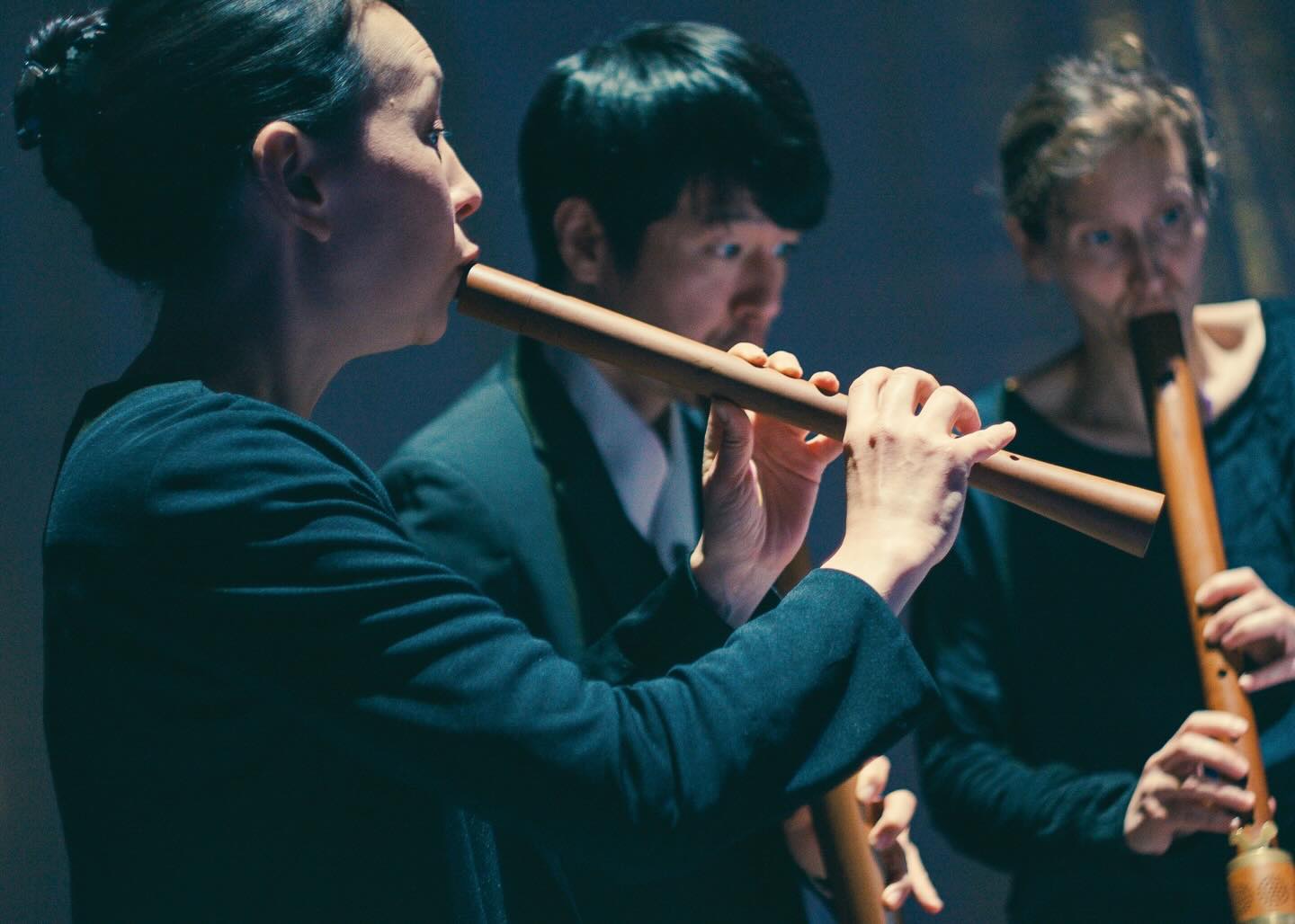 Wir blicken zurück aufs zu Ende gehende Jahr 2025:
Am 1. November präsentierte SONUS FEMINÆ das Programm “BEYOND THE VEIL II – Musik aus italienischen Frauenklöstern” in der Kirche St. Elisabeth.
🏰 Das Ensembles Cité des Dames & Guests gewährte zusammen mit dem Cradle Ensemble und Stella Nostra Einblicke in die musikalische Hochkultur der italienischen Nonnenklöster des 17. Jahrhunderts – mit Werken von Komponistinnen wie Chiara Margarita Cozzolani, Sulpitia Cesis und Raphaella Aleotti.
🔮 Danke für diesen fantastischen Abend, der die tief verwurzelte Verbindung zwischen Musik und Spiritualität lebendig werden ließ!
🎼Musiker:innen: Cité des Dames & Guests + Cradle Ensemble + Stella Nostra
Amy Green (Sopran)
Ellen Hünigen (Sopran)
Susanne Wilsdorf (Sopran)
Anja Simon (Alt)
Anna Fusek (Blockflöte & Violine)
Miako Klein (Blockflöte & Violine)
Grégory d’Hoop (Blockflöte)
Veronika Schiela (Blockflöte)
Yeuntae Jung (Blockflöte)
Jack Adler-McKean (Serpent)
Jia Lim (Orgel)
Iñigo Giner Miranda (Regie)
Guillem Borrás Garriga (Dramaturgie)
📷 © Lux Studio Productions (@luxstudioproductions)
@st.elisabeth.villaelisabeth @miakoklein @gregtheflute @veronika.schiela @yeuntae @jack.adlermckean @jia.keys @iginer @guillem.hh @kili_kit_ty
#sonusfeminae #sonusfeminae2025 #beyondtheveil #klostermusik #italienischefrauenklöster #italianmonasteries #nunnery #convent #citédesdames #cradleensemble #stellanostra #komponistinnen #femalecomposers #frauenindermusik #womeninmusic #womeninearlymusic #altemusik #earlymusic #musichistory #womeninhistory #concert #konzert #stelisabethkirche #music #berlinmusic #berlinconcert #berlinculture #berlinevent #berlinmitte #berlin