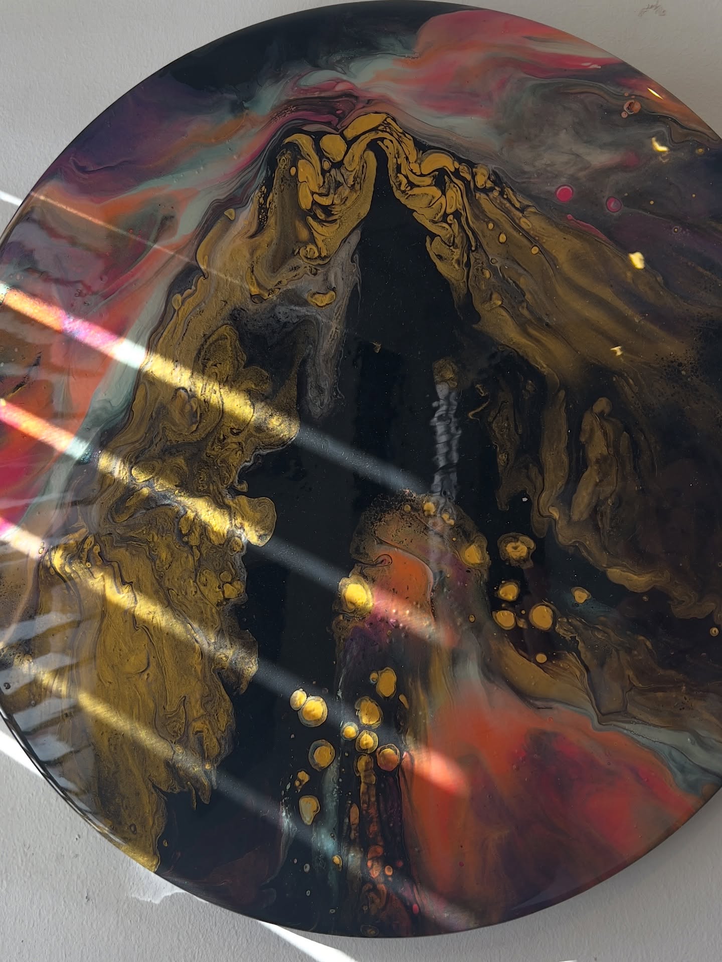 🔴Montagne pelée aux milles défits, éruptive et mystérieuse…
Tableau sur plateau de bois. Peinture acrylique fluide. Résine.
#creoleartscafe #martiniquetourisme #artistesmartiniquais #montagnepelée #peintureacrylique #peintureabstraite #artistsoninstagram #veroniquedural