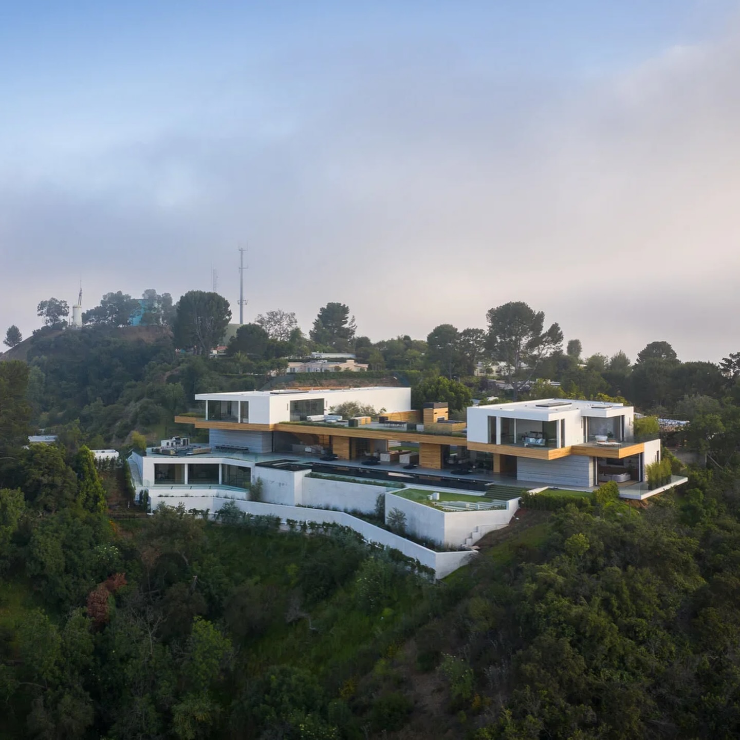 Perched above Trousdale, the iconic 1966 Carla Ridge residence blurs architecture and atmosphere — a study in shadow, light, and unbroken horizontals. Homes like this are why we design the way we do.
At Styline, our minimal-frame systems exist to amplify spaces exactly like this: where glass becomes structure, views become art, and the boundary between indoors and out dissolves into a single, cinematic experience.
Carla Ridge is more than a home — it’s a reminder that restraint is the ultimate luxury, and that timeless design needs only two things: light, and a frame quiet enough to let it speak.
📸 @mpkelley_
Architect: @noah_walker
Developer: @plusdevelopment
#StylineUSA #Styline #MinimalDesign #LuxuryArchitecture #1966CarlaRidge #WalkerWorkshop #TrousdaleEstates #ArchitecturalDigest #ModernistHome #CaliforniaModernism #GlassArchitecture #IndoorOutdoorLiving #DesignInspiration #LuxuryHomesLA #LessIsMore #MinimalFrameSystems #OpenYourWorld