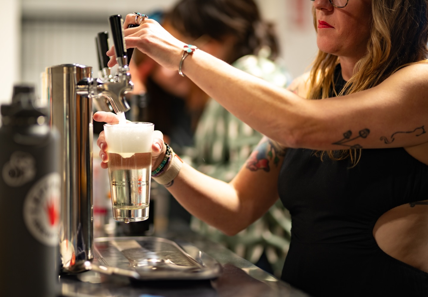 Stop by @garagebarcbw today from 3-7 and grab a beer with our brewer Kelly! Remember it’s first Friday, so it’s the perfect place to grab a beer away from the craziness.
#carbondalebeerworks #garagebarcbw