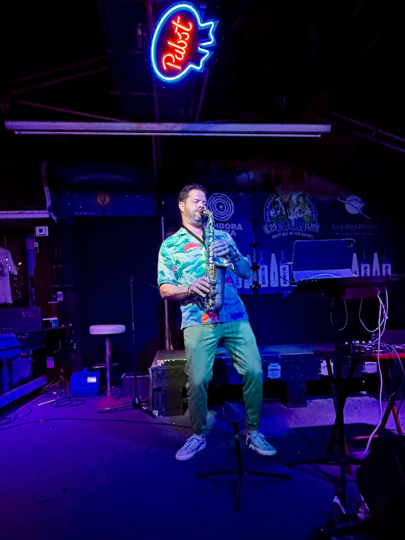 The Backyard Bar got jazzy the other night with gifted saxophonist and performer Damian Vantrigilia @keywest_realestate! He’s super talented and brought such a lovely vibe to our guests! 🎷 🎼 ✨
#keywest #livemusic #floridakeys #duvalstreet #duval #keywestflorida #keywestbound #conch #conchlife #jazz #saxaphone #kwempourium #conchrepublic #musician
