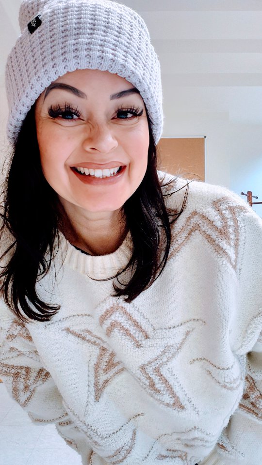 Just a girl in her favorite twirly skirt… dancing through the workday like it’s Friday 😌✨
Chunky sweater ✔️
Cozy beanie ✔️
Boots made for extra sass ✔️
CTA: Wear the fancy skirt… to work, to coffee, to anywhere. Life’s too short not to twirl. 🤎
#bohowestern #cozygirlera #holidayoutfits