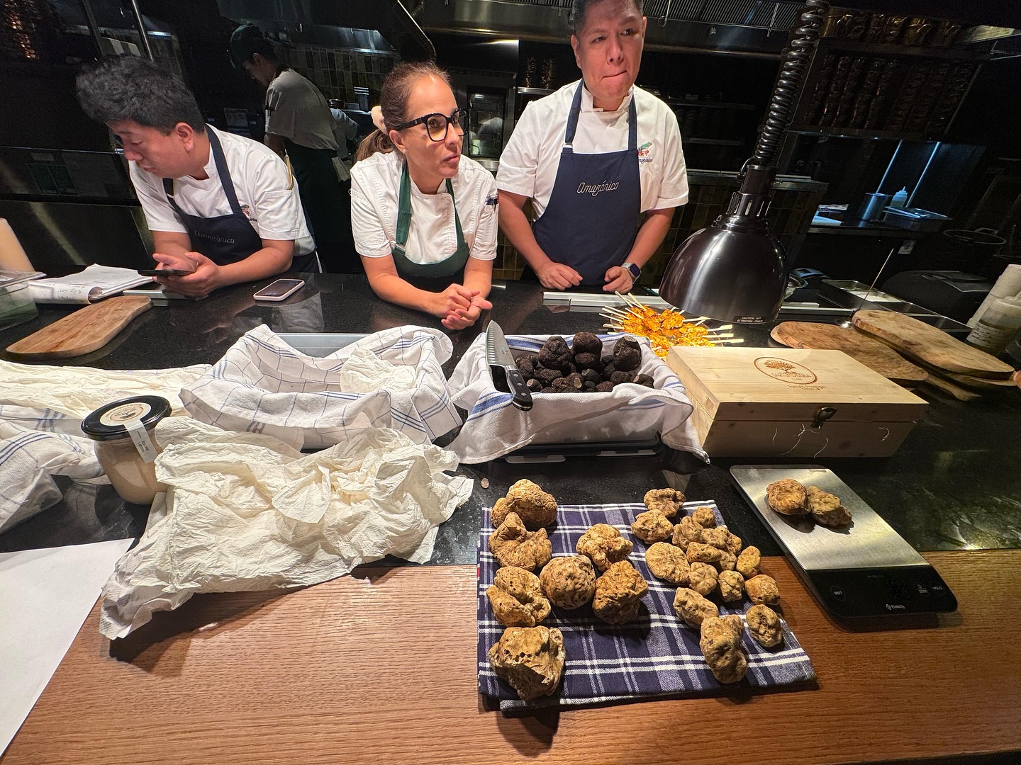 Truffle presentation @amazonico.mia with @gianvalera #amazรณnico#trufflecompany#deliveringtruffles#trufflespecialist#bringintruffles#tartufodelmondo#miami#newyork#dallas#lax#chicago#