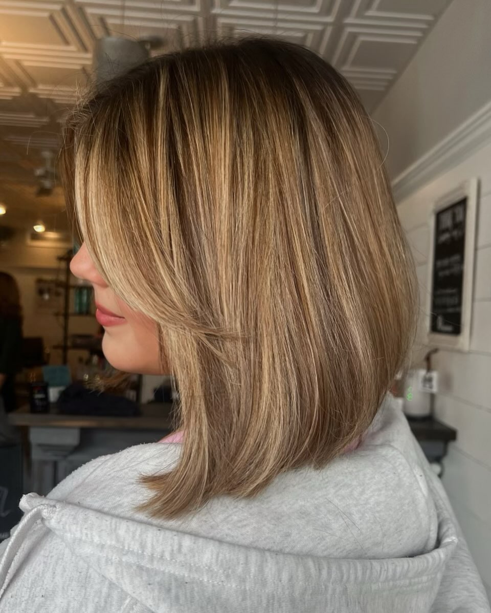 When your goal is to get lighter and brighter by summer- you start making hair dates NOW to get there in a healthy way ❄️
Color by our brunette specialist Alysha @lysh.does.hair and cut by Brianna @brianna_rose31