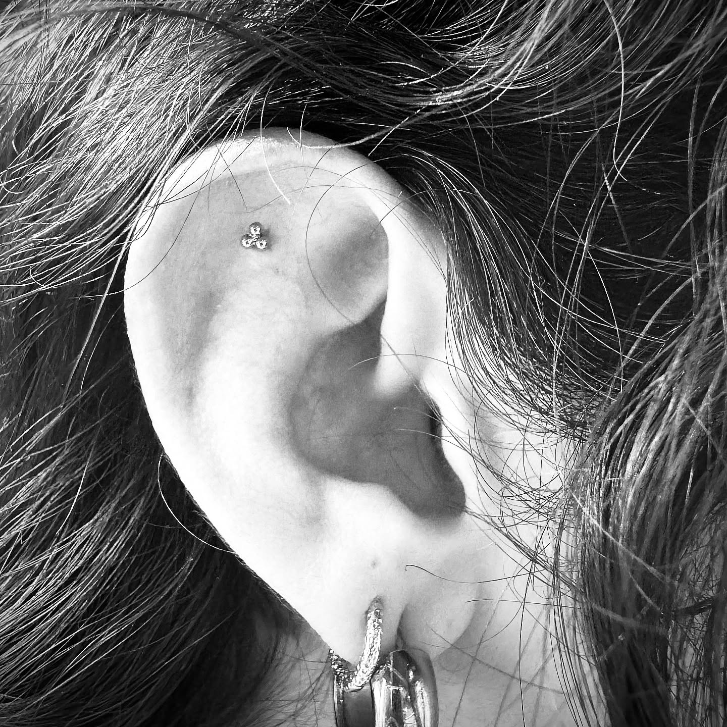 Three dots. Perfect balance. $70 jewellery included at @spiralpiercings
Flat piercing, done with precision ✨ Flat piercings sit on the smooth cartilage of the ear, offering stability, symmetry, and a refined minimalist look when placed with precision.
#MinimalJewelry
#DelicatePiercing
#ElegantPiercing
#GoldPiercing
#TinyStuds
#EarGoals
#ProfessionalPiercer
#SafePiercing
#PiercingStudio
#BodyPiercingArt
#PerthPiercing
#PerthPiercer
#AustraliaPiercing
#WAStudio
#SpiralPiercings
#SpiralPiercingsAndTattoo