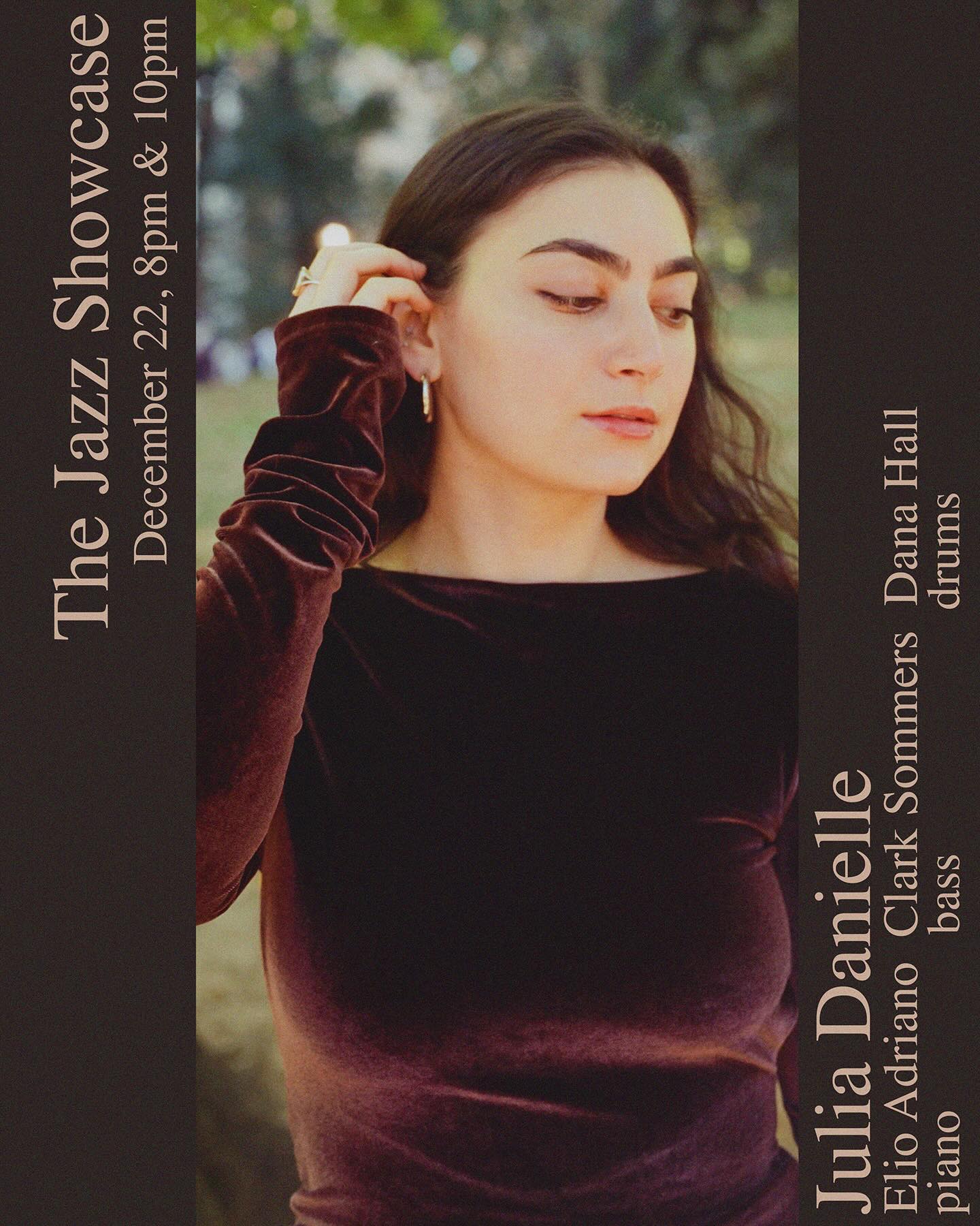 CHICAGO!! I’m so excited to be back at The Jazz Showcase on Monday, December 22nd with this incredible group featuring @chrismadsenmusic ! Come cozy up to some new music and holiday cheer 🎄🎅
Photo / @junecavlan
Poster / @katekortum
#livejazz #livemusic #jazzshowcase #chicagojazz #jazzband