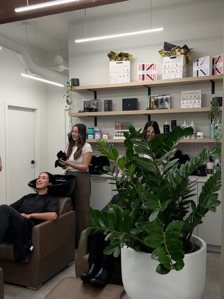 Around the salon lately 💇🏼♀️
Photoshoots, @kerastase_official treatment training, ginger lemon shots, having all you lovely clients in our new space. It’s been such a great first few weeks 🫶🏻