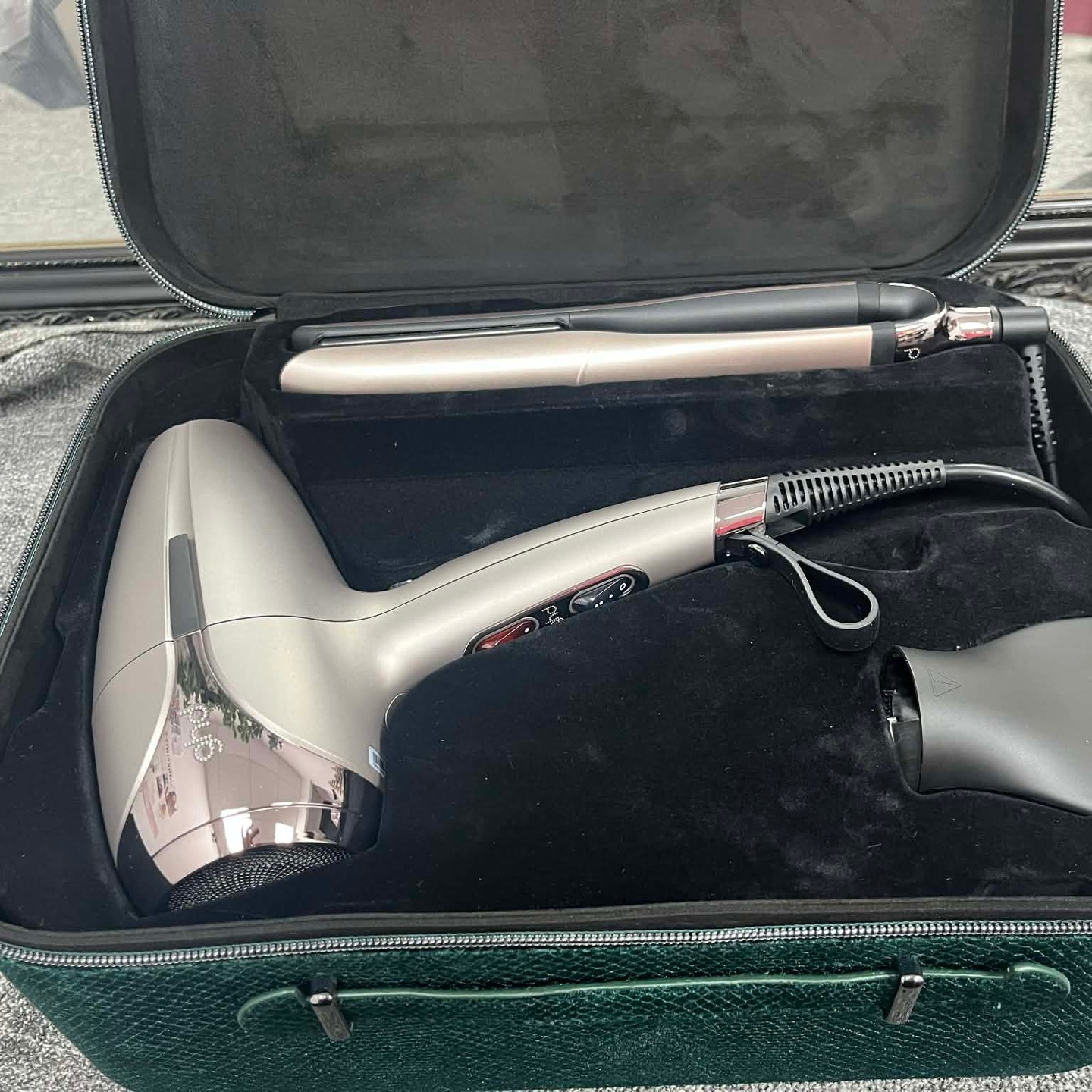 Santa’s little helpers have been busy… and we’ve got the ultimate last‑minute lifesavers! 🎁✨ Our Christmas gift sets are packed with festive treats and ready to go straight under the tree. No wrapping panic, no shopping stress — just pure holiday magic delivered in time to make someone smile. 🎄🎅
All these will be at a special price for our customers so please drop us a DM if your interested in any
#w389 #stunningbab #christmastime