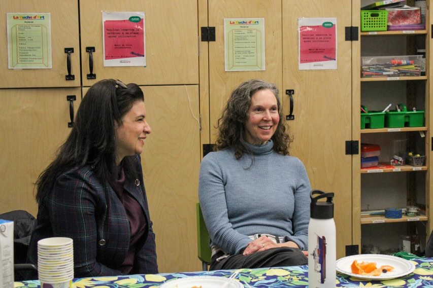 🎬 Retour sur une soirée remplie de sourires rayonnants✨
🎞️ Cette soirée Fais comme chez toi a été l’occasion de tisser des liens autour d’une collation avant de visionner Beans, un film puissant qui revient sur la résistance d’Oka, un instant fort en émotions.
Merci à tou.te.s d’avoir bravé la tempête de neige pour partager ce moment riche en échanges ❄️