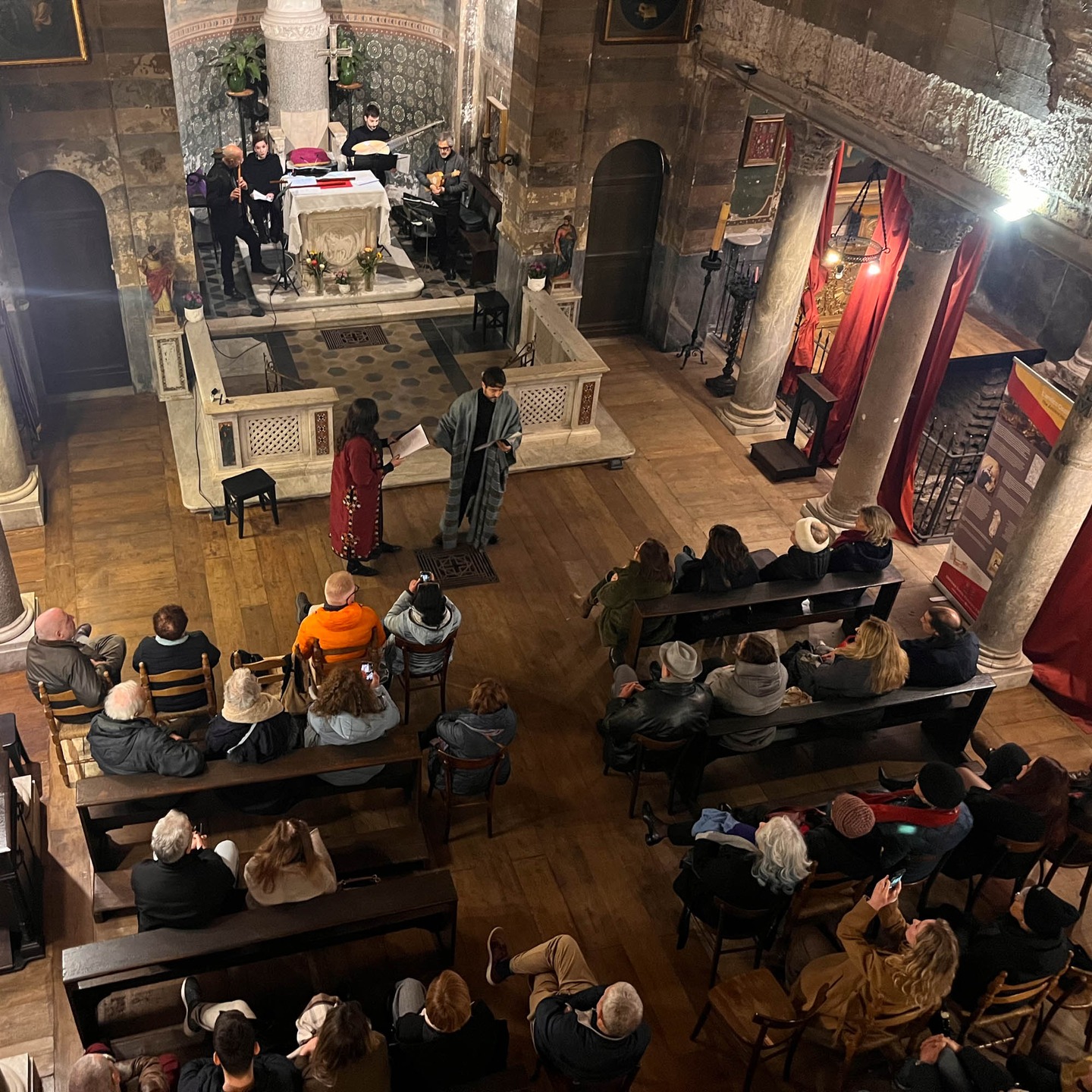 📸 Alcuni scatti dell’evento "I baci della sua bocca" di ieri 13 novembre nella suggestiva atmosfera della chiesa medievale di S. Maria in Cappella. ⛪️ L’ultimo evento di #Spiritualia 2025 si è illuminato dello splendore del #Cantico dei cantici, presentato nella lettura integrale del testo in contrappunto con le musiche di #Palestrina. 🎼🎶 La rappresentazione ha letteralmente rapito il pubblico presente, che ha ripagato gli artisti con lunghi e calorosissimi applausi. 👏❤️ Per accogliere le numerosissime richieste di partecipazione sono state necessarie due repliche. Al termine di entrambe lunghi e calorosi applausi. 👏 Un ringraziamento di cuore va agli artisti e al Presidente della Fondazione S. Francesca Romana, don Massimiliano Floridi, per aver regalato ai romani, insieme a Spiritualia, questo momento di autentica bellezza. 🙏✨
#Spiritualia2025 #EventiCulturali #CanticoDeiCantici #MusicaSacra #Arte #Cultura #Roma #BellezzaAutentica #Grazie #Palestrina #ChiesaMedievale #SanMariaInCappella #EmozioniUniche