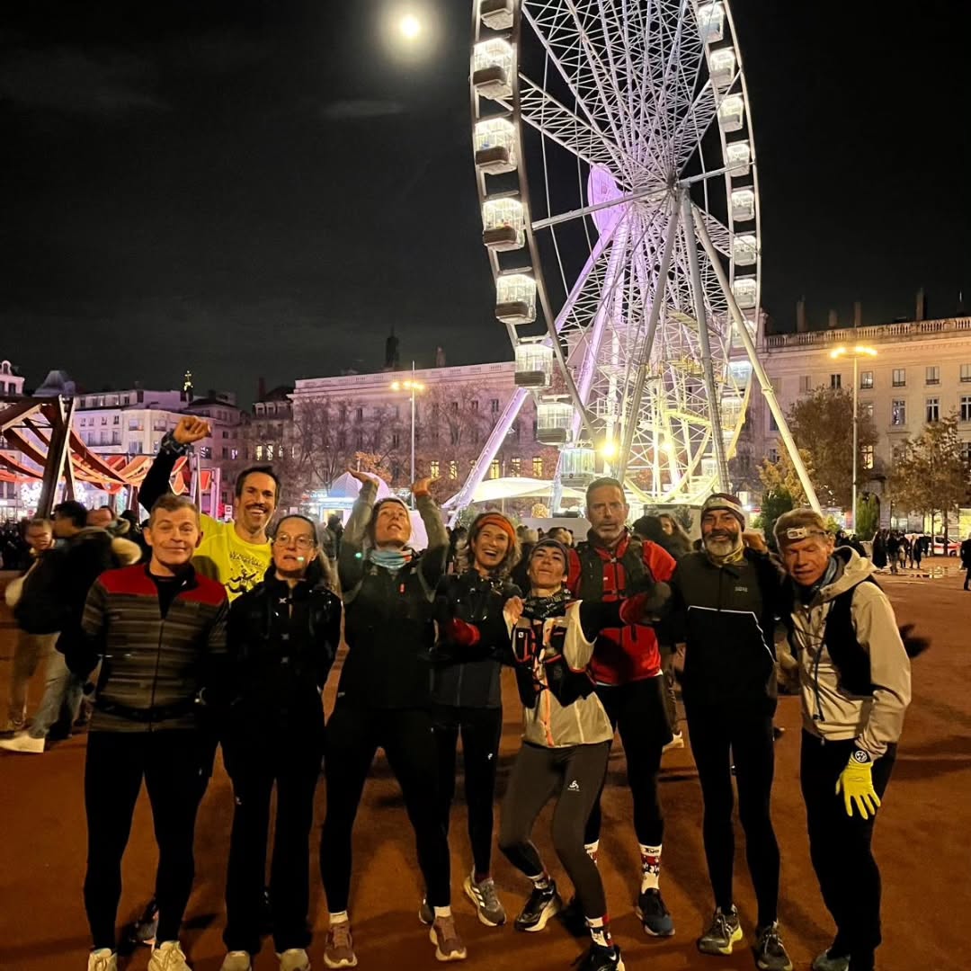 ✨️ Fêtes des lumières ✨️
Ce week-end, les membres des Foulées étaient sur tout les fronts pour la @fetedeslumieres 🕯
🏃♂️ Sorties en groupe pour admirer les illuminations lyonnaises 🌃
🥪 Cuisine et tenue du stand à St Genis samedi soir pour vendre les croque-monsieurs et la soupe de courge 😋
🕺 Sans oublier la déambulation avec Sixtine en joëlette !!
#LesFouleesDeBeauregard #FeteDesLumieres #SolidaritéHandicap