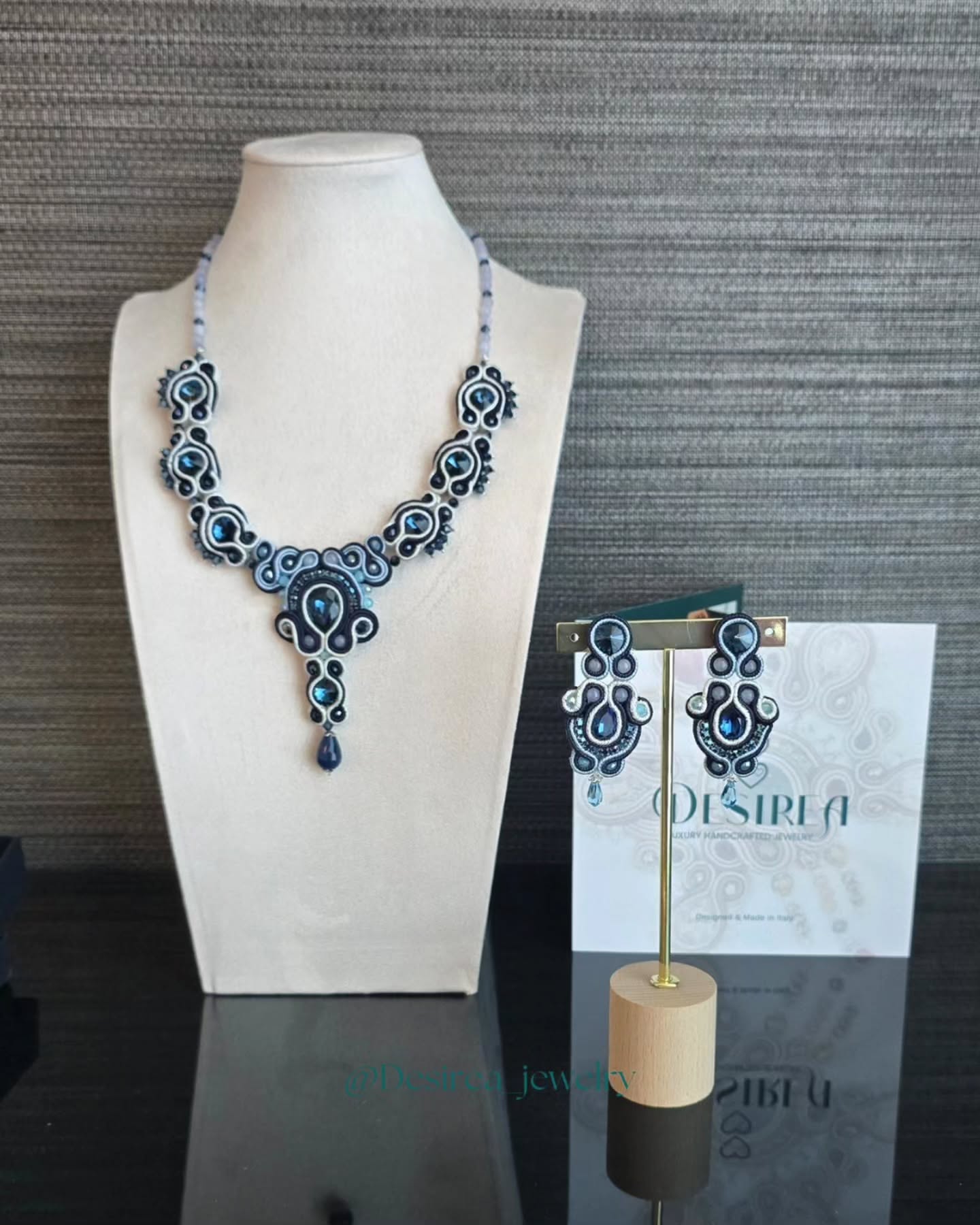La parure Vienna è un incontro tra eleganza e artigianalità.
Realizzata con tecnica soutache e materiali selezionati — Swarovski, cristalli e pietra dura —
porta con sé la leggerezza che caratterizza ogni creazione Desirea.
Un set che abbraccia il tuo stile con un’eleganza regale ma mai eccessiva.
---
The Vienna parure blends elegance with authentic craftsmanship.
Made with the soutache technique and refined materials — Swarovski, crystals, and natural stone —
it carries the signature lightness of every Desirea piece.
A regal yet balanced set that complements your style with grace.
🌐www.desirea.shop
📍Forte dei Marmi, Milano, Brescia, Parma
📩Whatsapp +39 339 574 5254
#desirea #soutache #jewelry #madeinitaly