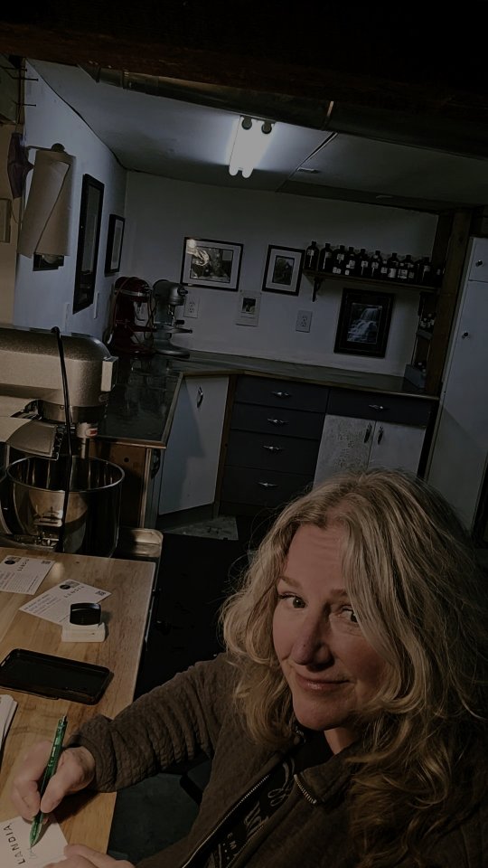 We were too busy to grab pics of the show so using video from our workshop prepping for it instead!!! A HUMONGOUS thank you to everyone who waited in line to get in and shopped small and local with all the artists and vendors - we appreciate you SO MUCH! This was a record breaking weekend for us and I know it was for others too, so THANK YOU PORTLAND, WE LOVE YOU!!
And of course saying thank you to all the amazing volunteer organizers at @nwmarineartworks like @alittlelark and @astonesthrowjewelry and @lefoxstudio and @feliciamurrayartist (sorry for forgetting anyone) doesn't begin to express how grateful we are for all your hard work and long hours making the show so epic (on top of taking care of your own business!) - you all knocked this one out of the park!!!
Thank you thank you THANK YOU to everyone who helped make this an absolutely unforgettable weekend, WE LOVE YOU!!!!
XO Kathy & Bill ♥️
.
.
.
#northwestmarineartworks #portlandartist #landiaskincare #holidayshow #openstudio #portlandoregon