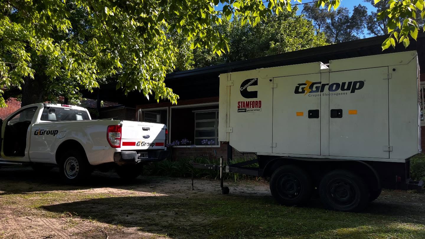¿NECESITAS ALQUILAR UN GRUPO ELECTRÓGENO?
En GGroup realizamos alquiler de grupos electrógenos de 20 kVA, 40 kVA, 80 kVA y 100 kVA, equipos modernos, confiables y listos para resolver cualquier necesidad de energía.
Trabajamos con eventos, comercios, clínicas, industrias y todo tipo de proyectos que requieren potencia estable y segura, ya sea por día o de forma mensual.
Nuestro servicio incluye asesoramiento directo, equipos en perfecto estado y una atención cercana para que siempre tengas energía cuando más la necesitás.
COMUNÍCATE PARA MÁS INFORMACIÓN.
WHATSAPP: +54 011 15-4245-9554
MAIL: energiagegroup@gmail.com
UBICACIÓN: Av. Hipólito Yrigoyen 9598 - Lomas de Zamora.