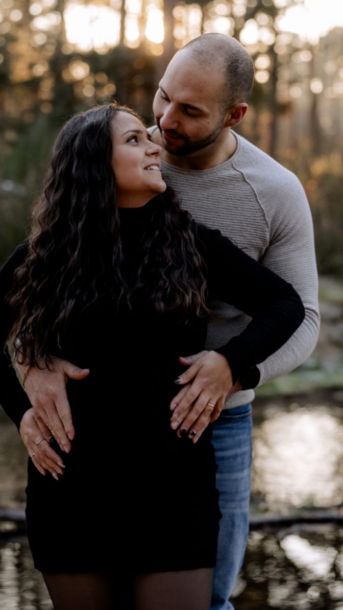 Ich muss ehrlich sagen: Winter-Shootings haben für mich inzwischen einen ganz eigenen Charme...
Viele glauben, dass man solche Shootings nur im Sommer machen kann. Aber ehrlich? Manche meiner liebsten Babybauchbilder sind bei Minusgraden entstanden, während alles glitzert, die Luft klar ist und der Himmel am Abend plötzlich komplett ausrastet😍 Es ist kalt, meine Paare kuscheln sich noch enger zusammen als sonst und es entsteht eine super warme und kuschelige Stimmung ☺️
Und ich verspreche euch: Ihr müsst keine Eisbären sein. Wir wärmen uns zwischendurch auf, ich leite euch entspannt durch alles hindurch und ihr bekommt Bilder, die so viel mehr transportieren als nur „kalt draußen“. Es geht um eure Vorfreude, eure Verbindung, euer kleines Wunder, das bald ankommt.
Wenn ihr euch also fragt, ob ein Babybauch-Shooting im Winter sinnvoll ist: Ja. Ja. Und nochmal ja. Traut euch in die Kälte — ich übernehme den Rest und mache euch Erinnerungen, die euch noch Jahre später ein Lächeln ins Gesicht zaubern. ✨
#babybumpshoot #babybauchshooting📷👪 #babybump #babybauch #pfalzfotograf #pfalzhochzeit