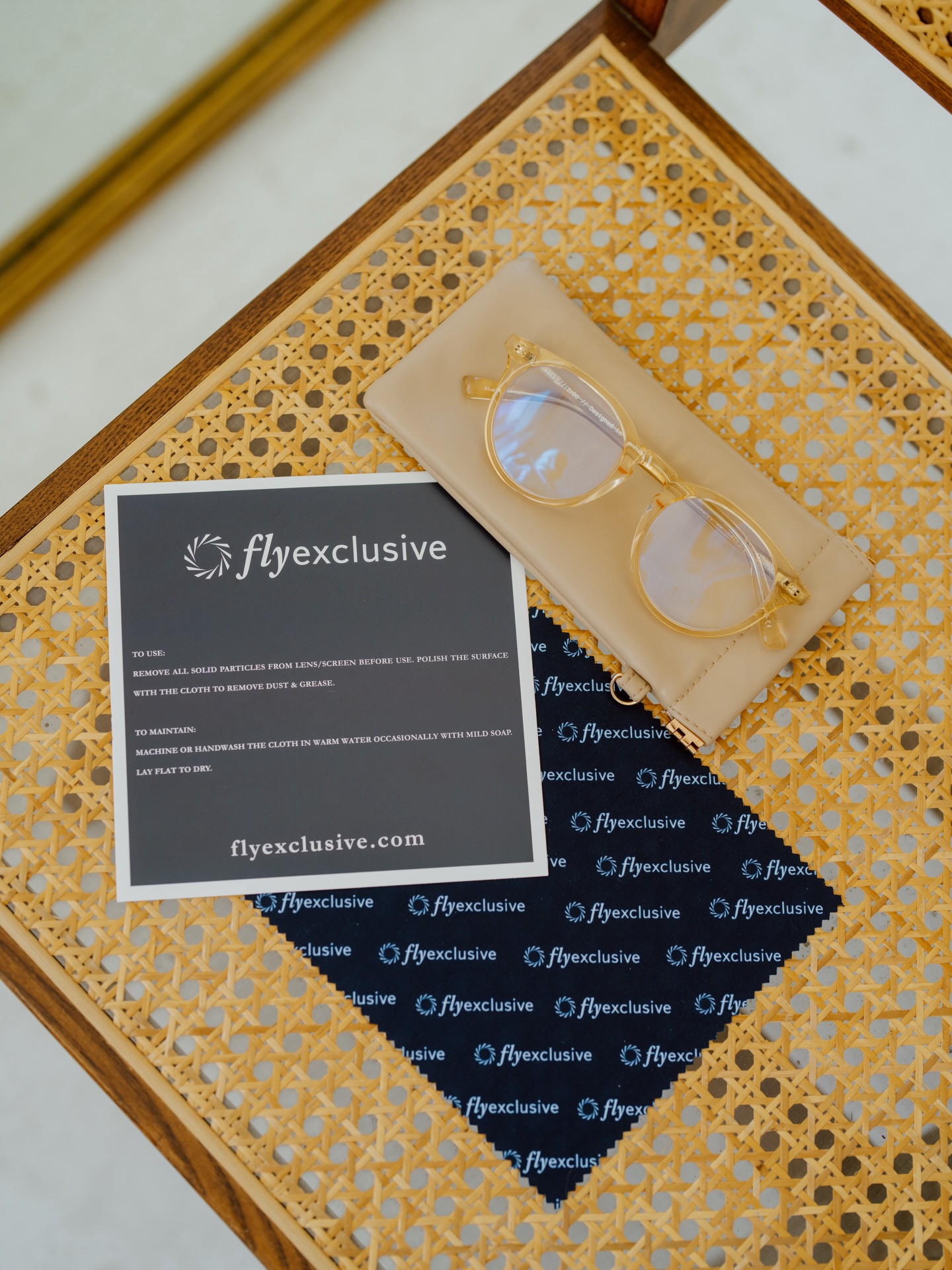When you want every in-flight detail to feel intentional, even the essentials matter. These custom flyExclusive microfiber cloths deliver a clean, polished touchpoint that passengers actually use. High quality, functional, and perfectly on brand. 👓