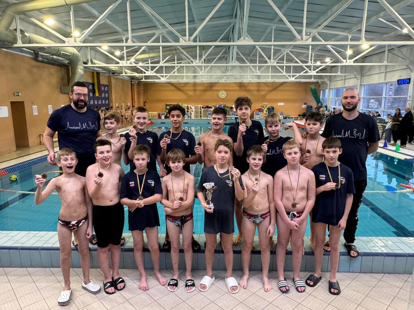 28.–30. novembrī Kauņā notika 4. noslēdzošais posms 2013. gadā dzimušajiem sportistiem. Mūsu Rīgas Haizivis izcīnīja pietiekami daudz punktu, lai mājās atvestu bronzas medaļas🥉, piekāpjoties tikai Viļņai un Kauņai.
Milzīgs apsveikums sportistiem, treneriem un, protams, vecākiem par ieguldījumu un atbalstu ūdenspolo attīstībā Latvijā!
Uz priekšu, Latvija! 🤽🏼♂️🔥