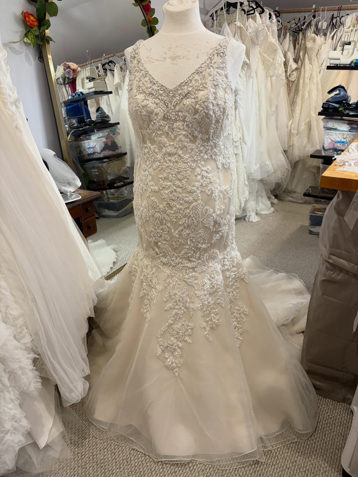 If you got it flaunt it!
Still with tags - unaltered
Size 16W
Moscato/ivory
Retails for $1,799.99
On consignment for $600.00