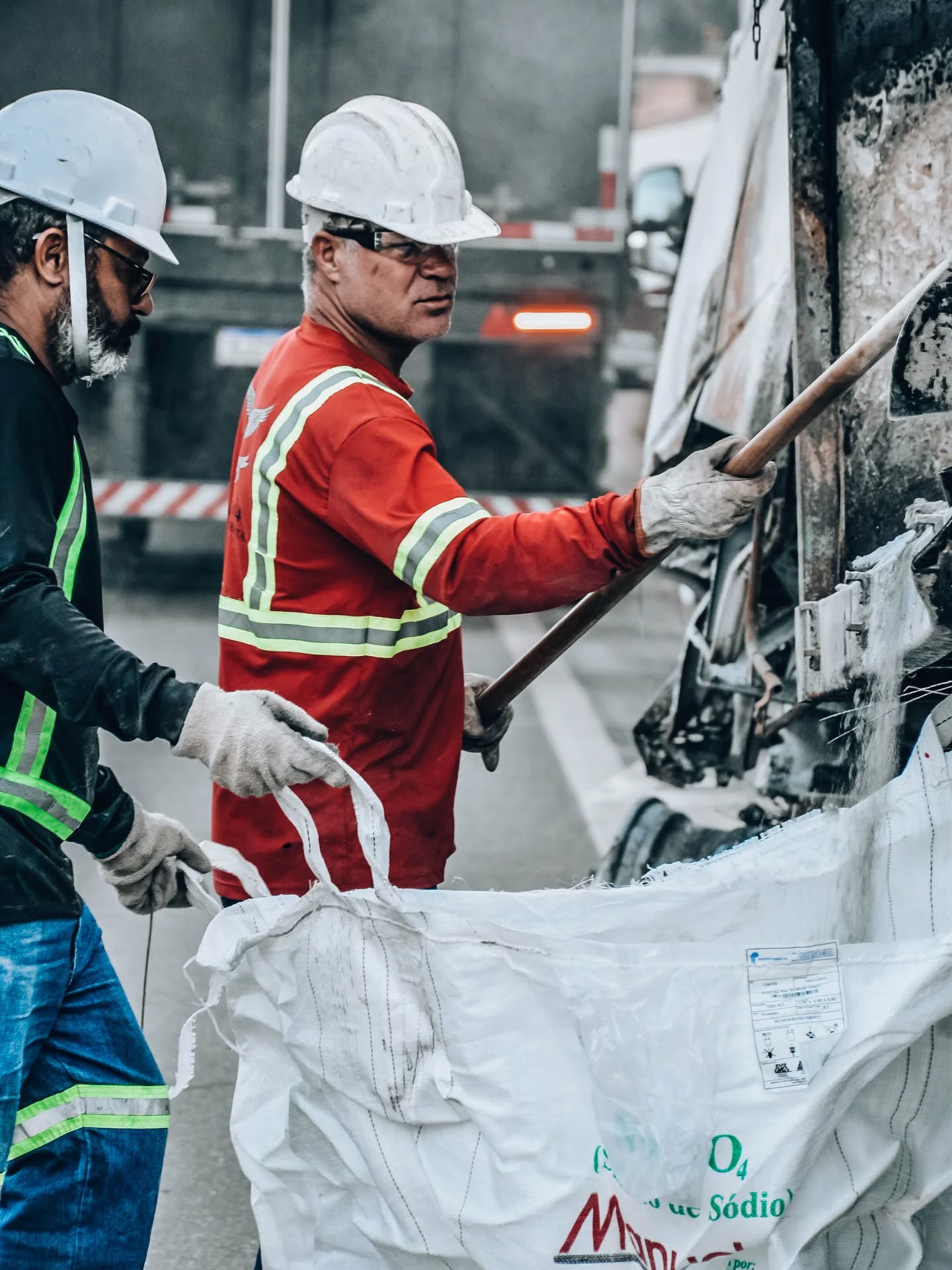 Trabalho em equipe, precisão e responsabilidade ambiental.
Na ICS Parakletos, cada operação é conduzida com foco total na segurança e na proteção do meio ambiente.
Nesta imagem, nossos profissionais atuam de forma coordenada para realizar o manejo correto de materiais, garantindo que todo o processo seja seguro, eficiente e responsável.
Com experiência, técnica e compromisso, transformamos desafios em soluções.
ICS Parakletos — Excelência em operações ambientais.
#ICSParakletos #EmergênciaAmbiental #OperaçãoSegura #GestãoDeResíduos
#SegurançaDoTrabalho #SST #Ambiental #EquipePreparada #TrabalhoResponsável
#ProteçãoAmbiental #SustentabilidadeNaPrática #ServiçosAmbientais
#RiscoControlado #ProfissionaisDaSegurança #RespostaAmbiental